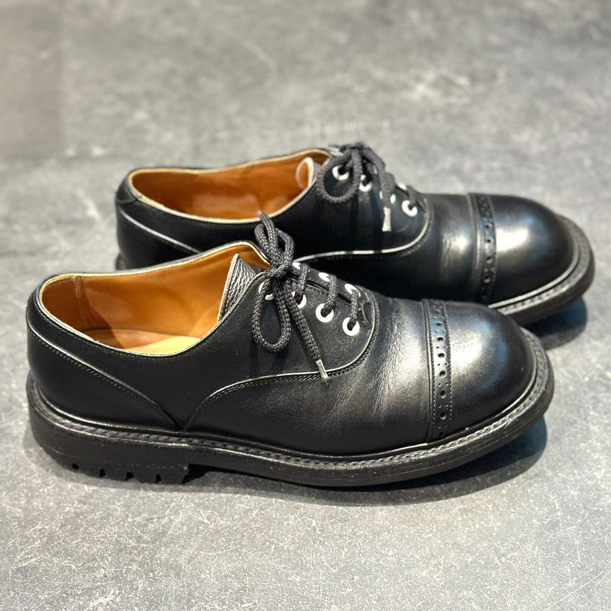極美品【QUILP】クイルプ×トリッカーズ M7401 オールドキュリオシティショップコラボ パンチドキャップトゥ カーフ ブラック サイズUK7.5