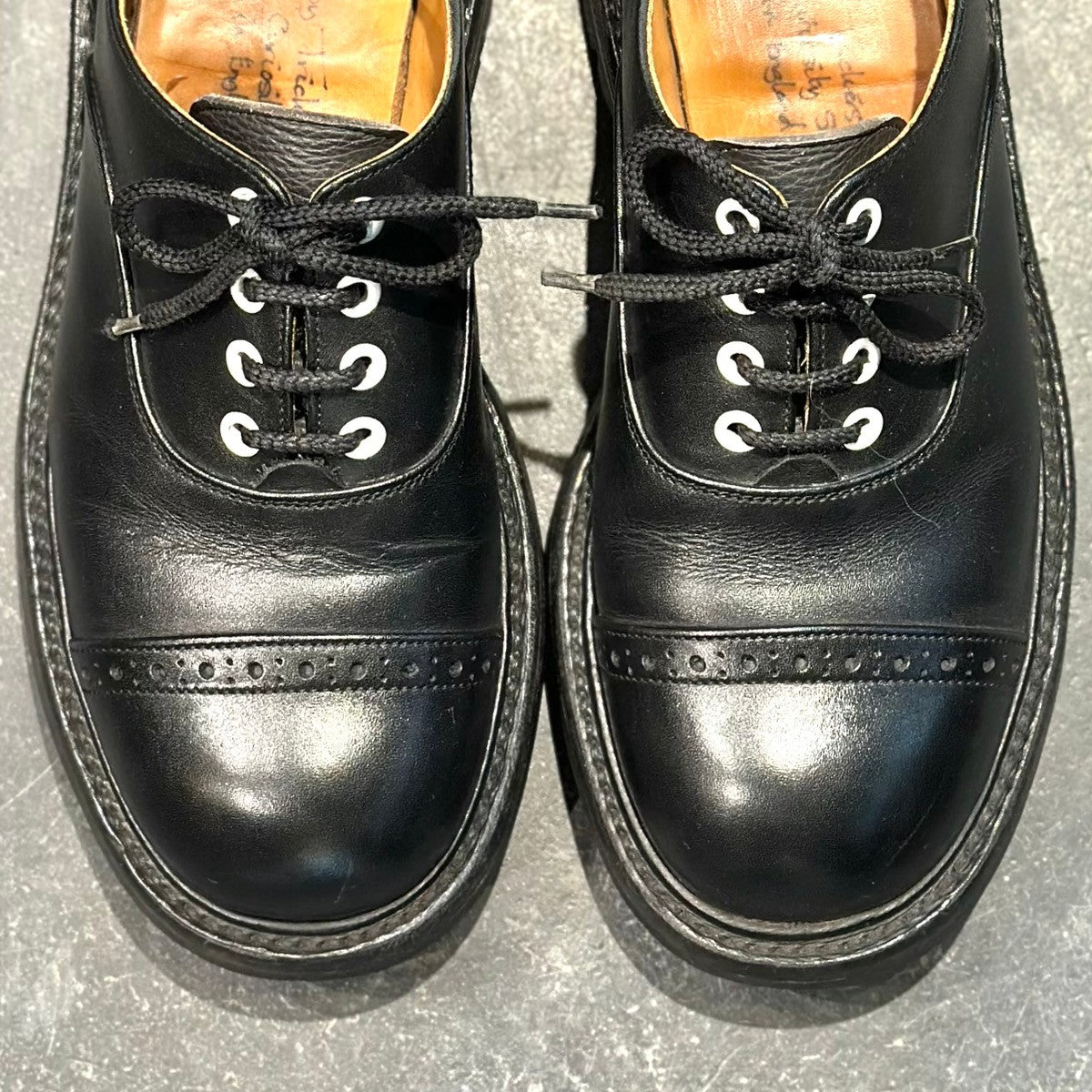 極美品【QUILP】クイルプ×トリッカーズ M7401 オールドキュリオシティショップコラボ パンチドキャップトゥ カーフ ブラック サイズUK7.5