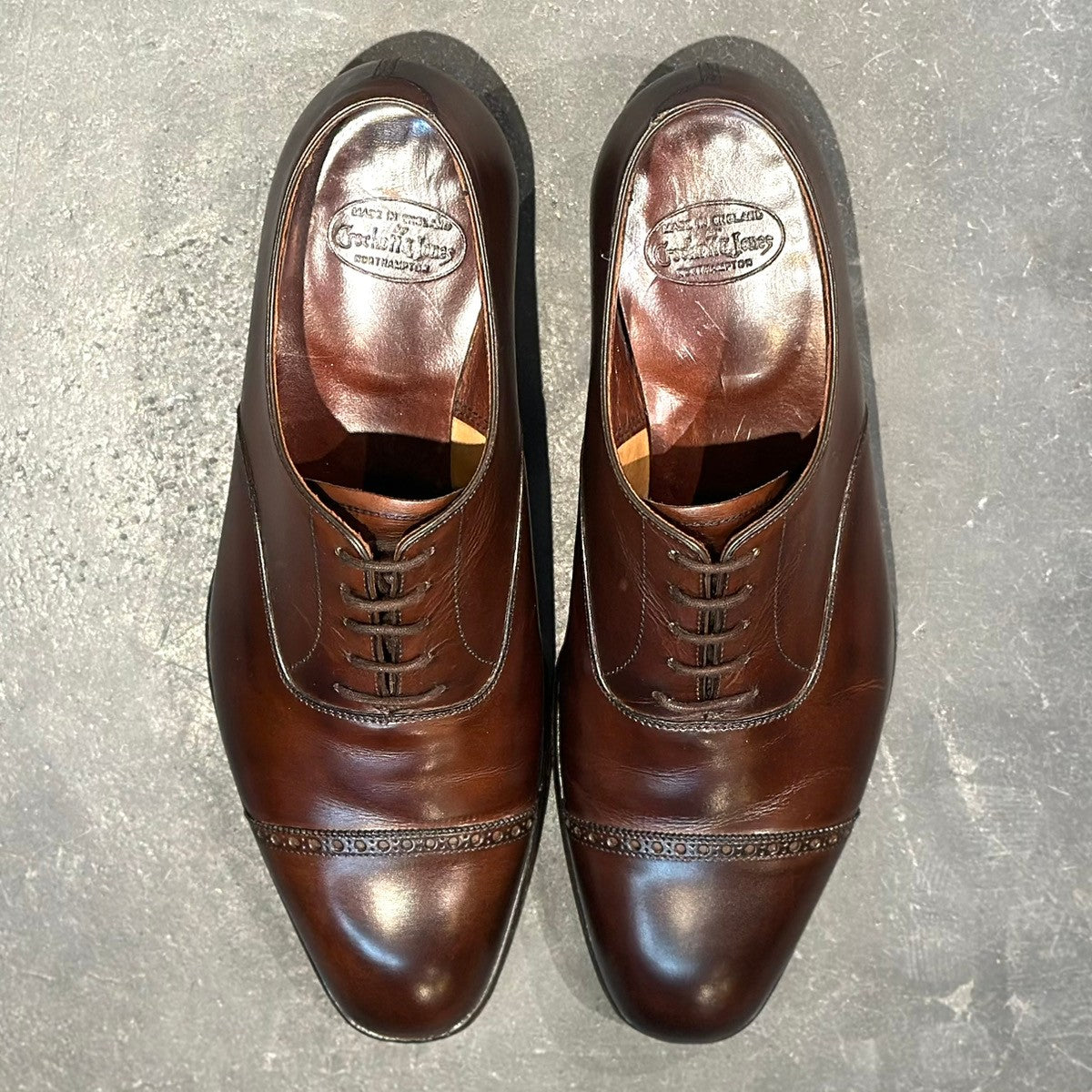 極美品【CROCKETT&JONES】クロケット&ジョーンズ ベルグレイプ3 パンチドキャップトゥ カーフ ダークブラウン サイズUK7E 367ラスト