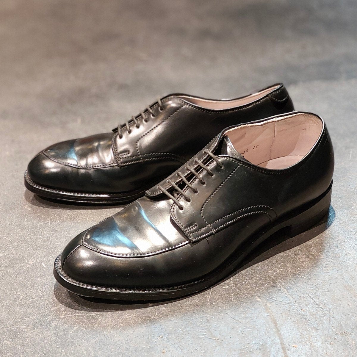 美品【ALDEN】オールデン×コンフォーマルシューストア 54332 Vチップ コードバン ブラック サイズ US8.5D モディファイドラスト 参考定価¥209,000-