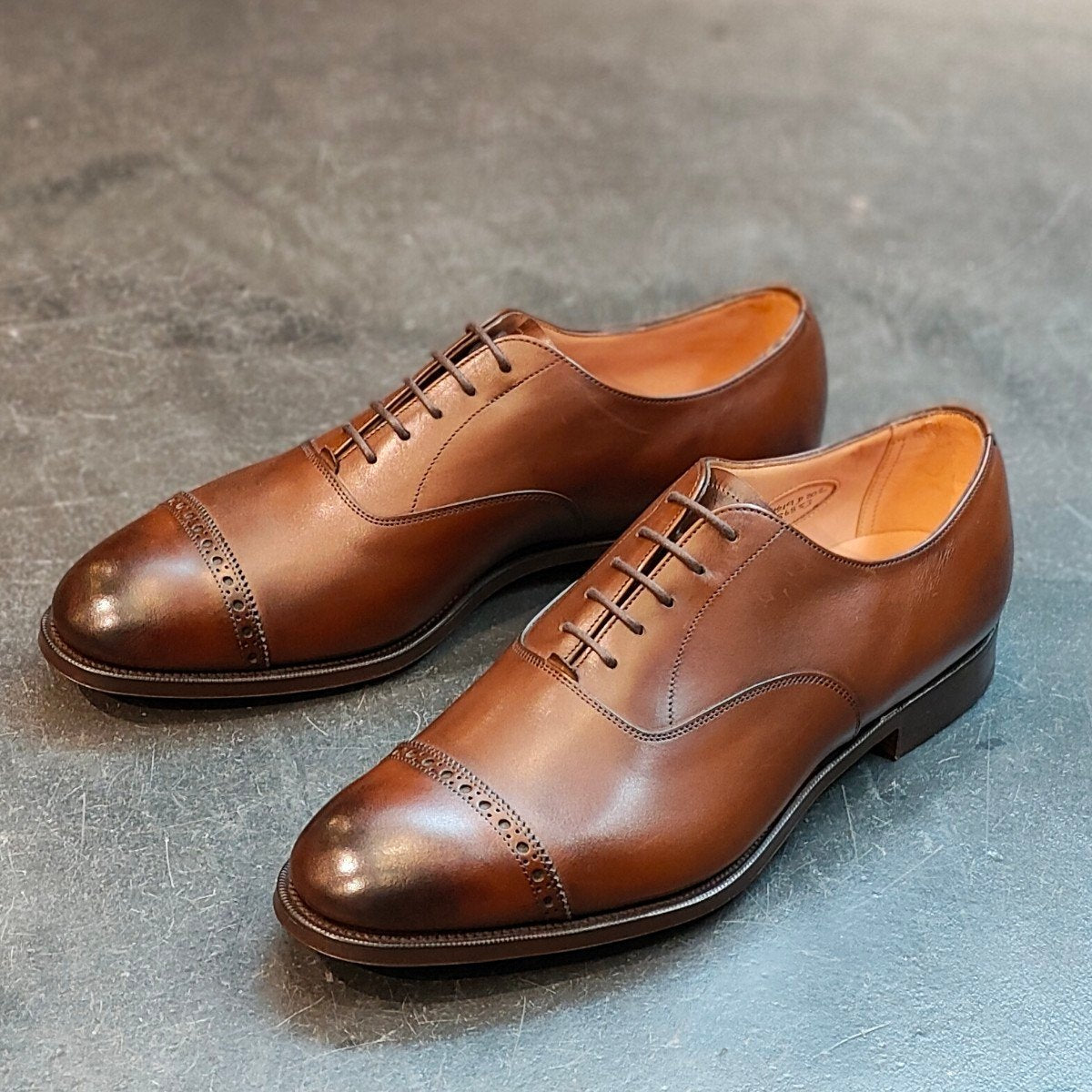 新品未使用 【EDWARDGREEN】エドワードグリーン バークレー 筆記体ロゴ パンチドキャップトゥ カーフ ブラウン サイズ UK8.5D 202ラスト 定価¥217,800-