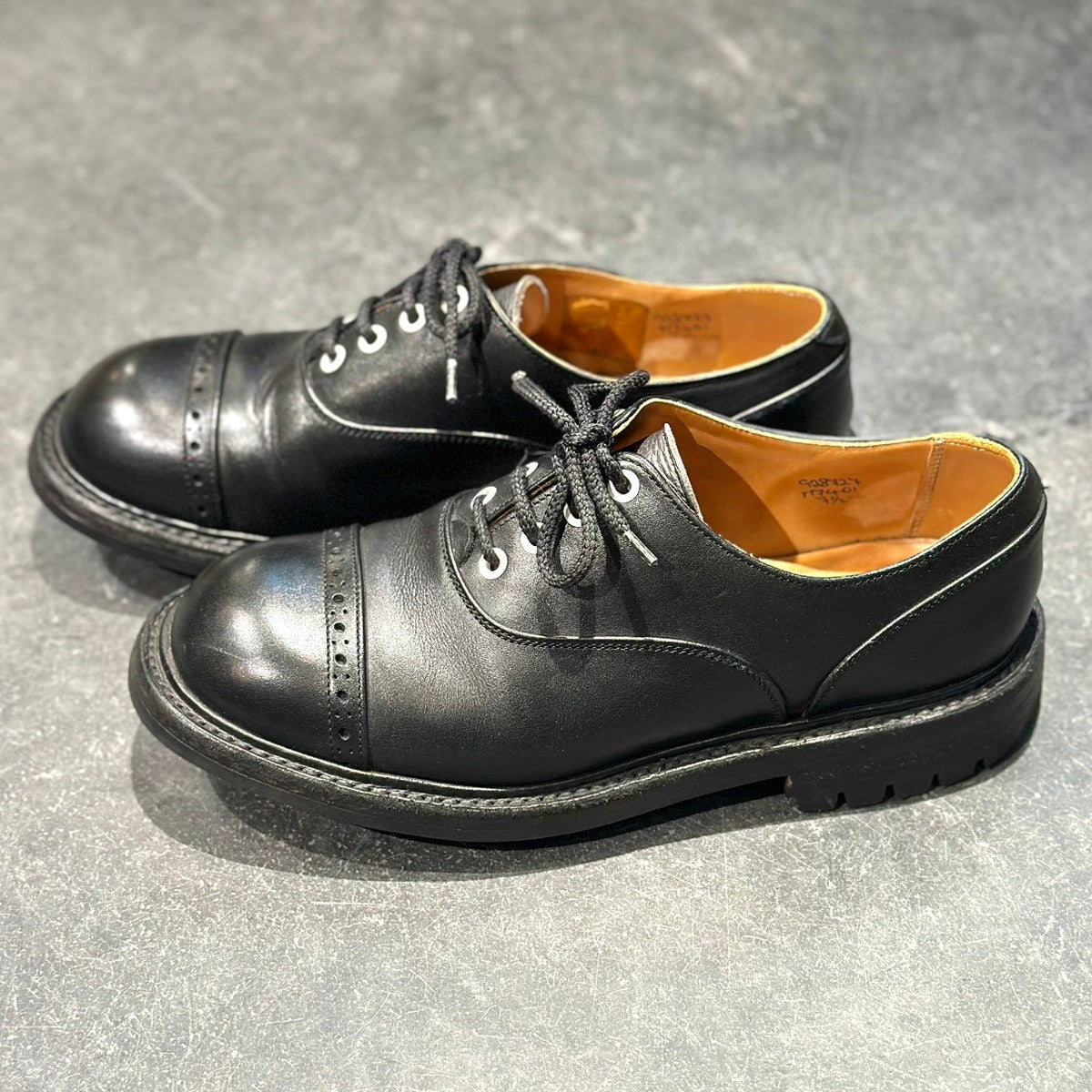極美品【QUILP】クイルプ×トリッカーズ M7401 オールドキュリオシティショップコラボ パンチドキャップトゥ カーフ ブラック サイズUK7.5