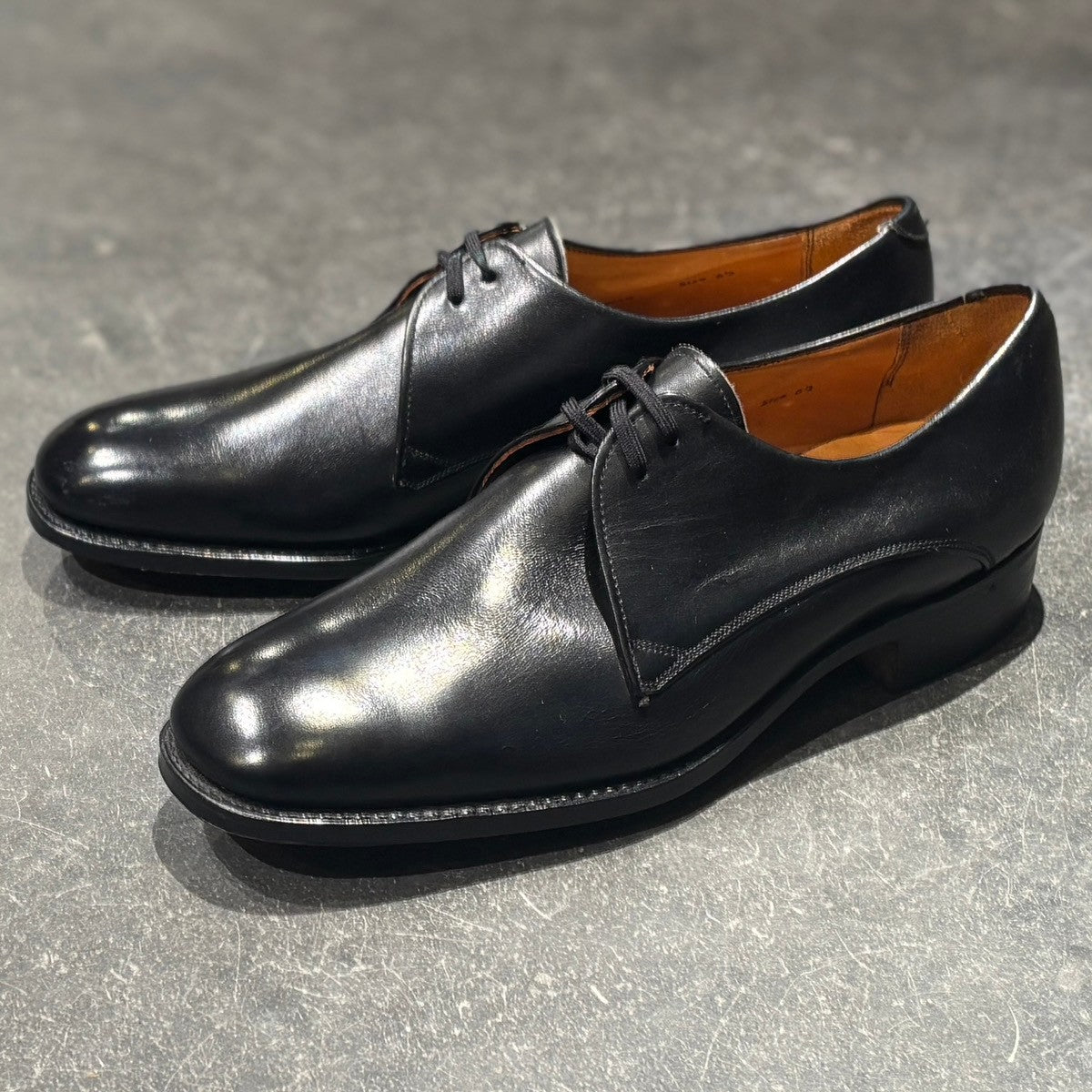 美品【Tricker's】トリッカーズ 筆記体ロゴ プレーントゥ Vフロント カーフ ブラック サイズ 6.5