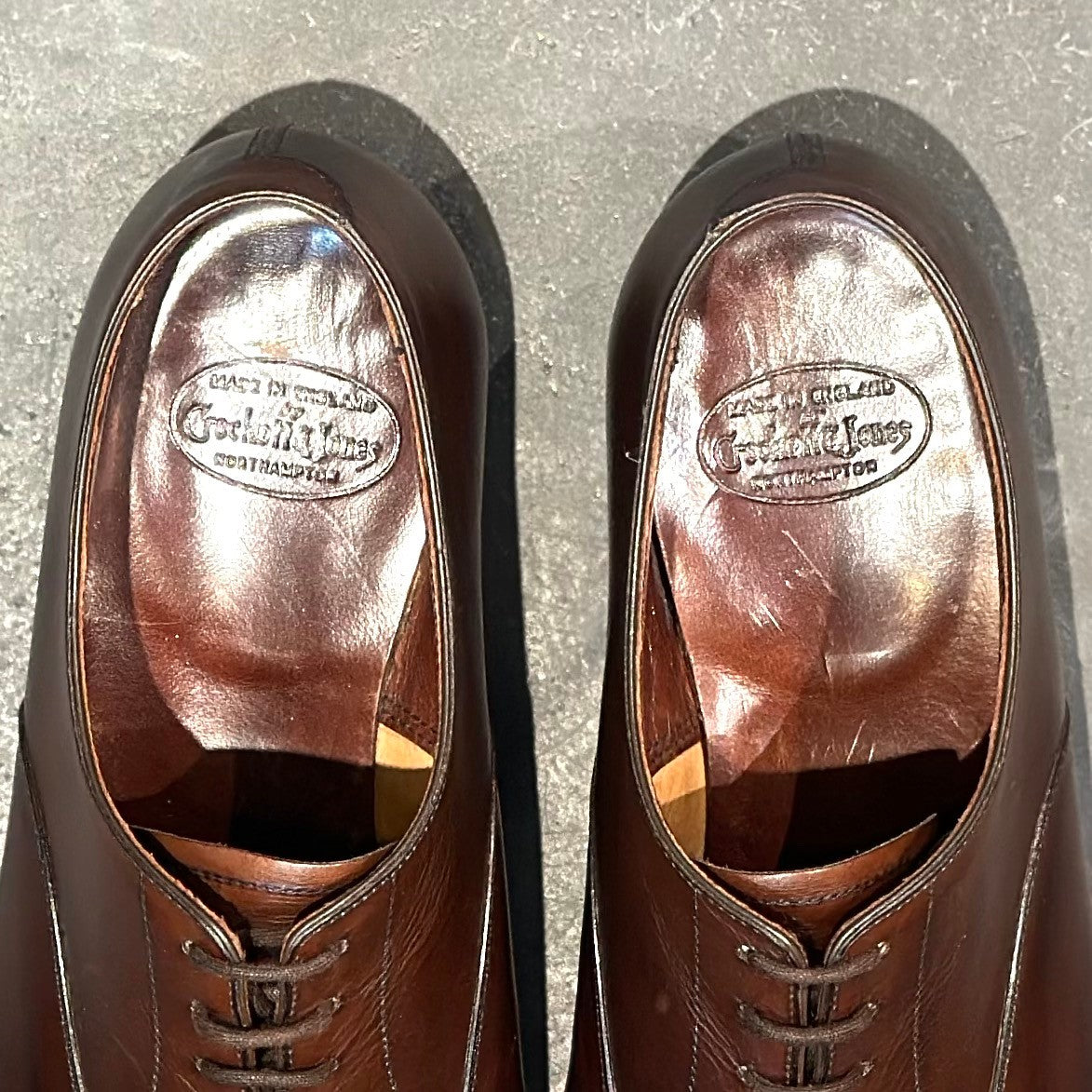極美品【CROCKETT&JONES】クロケット&ジョーンズ ベルグレイプ3 パンチドキャップトゥ カーフ ダークブラウン サイズUK7E 367ラスト