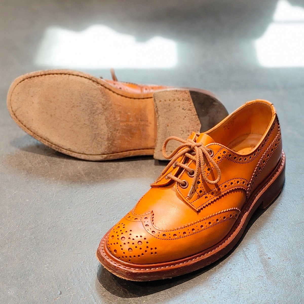 美品 【Tricker’s】トリッカーズ M5633 バートン ウイングチップ カーフ エイコンアンティーク サイズ UK8 定価¥121,000-