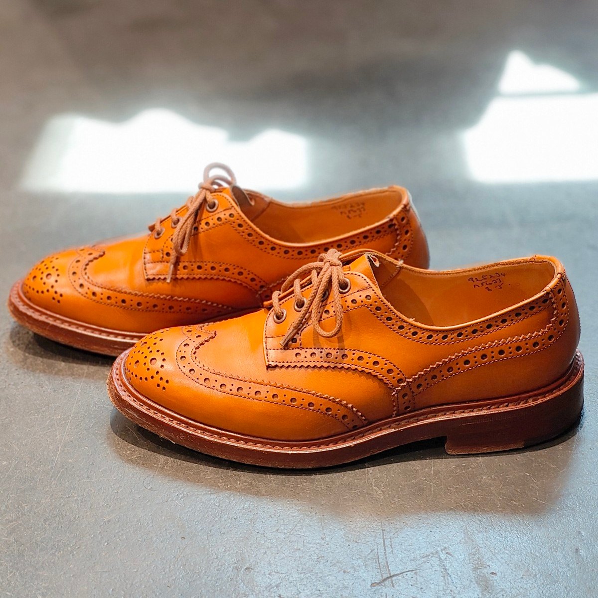 美品 【Tricker’s】トリッカーズ M5633 バートン ウイングチップ カーフ エイコンアンティーク サイズ UK8 定価¥121,000-