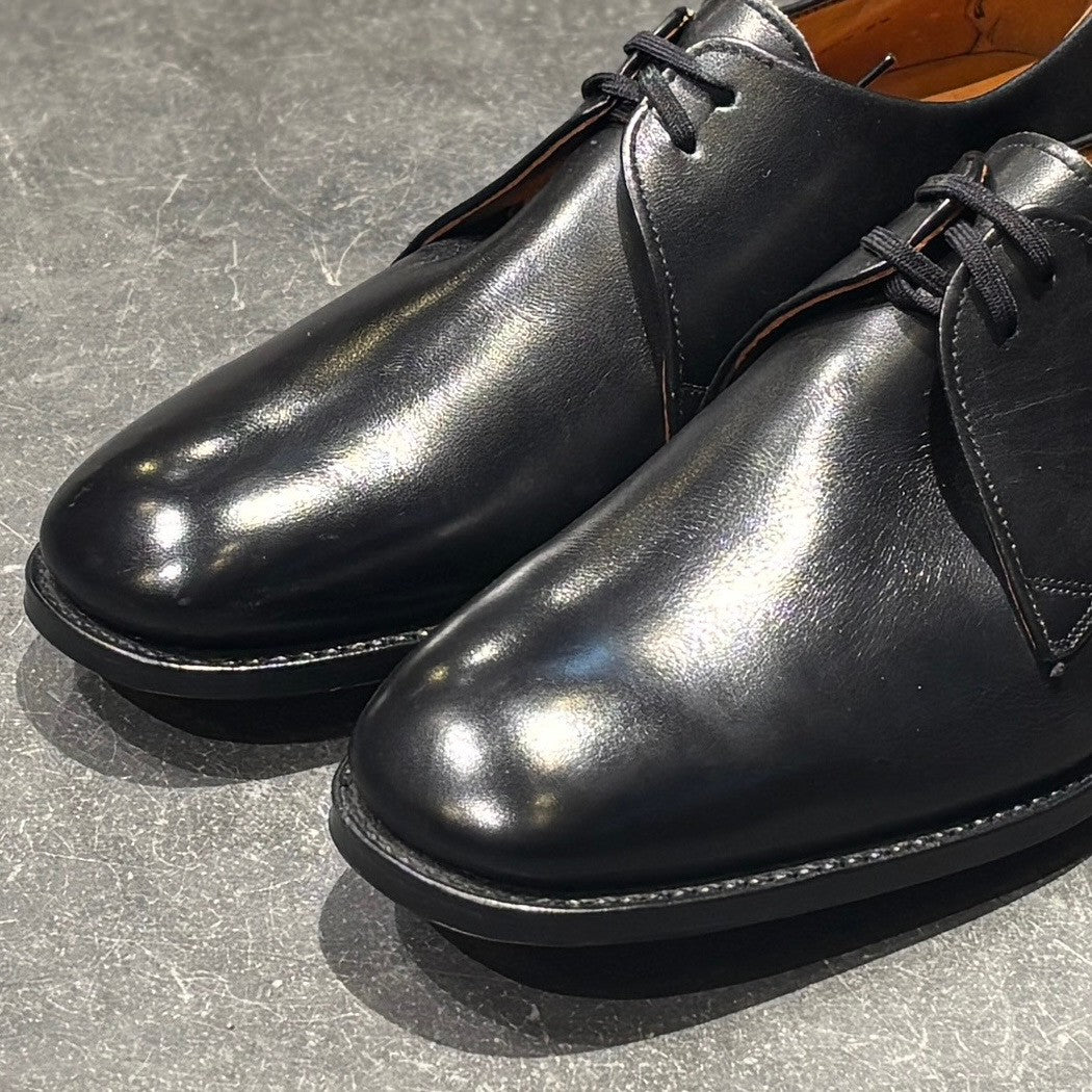美品【Tricker's】トリッカーズ 筆記体ロゴ プレーントゥ Vフロント カーフ ブラック サイズ 6.5