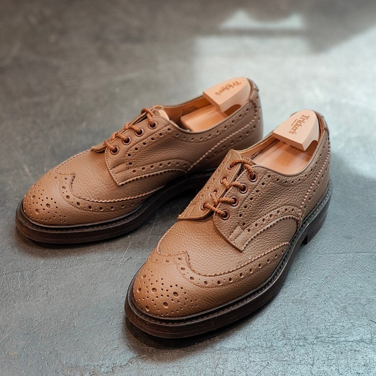 【Tricker’s】トリッカーズ バートン 5633 フルブローグ カーフ ベージュ UK6.5 BOURTON