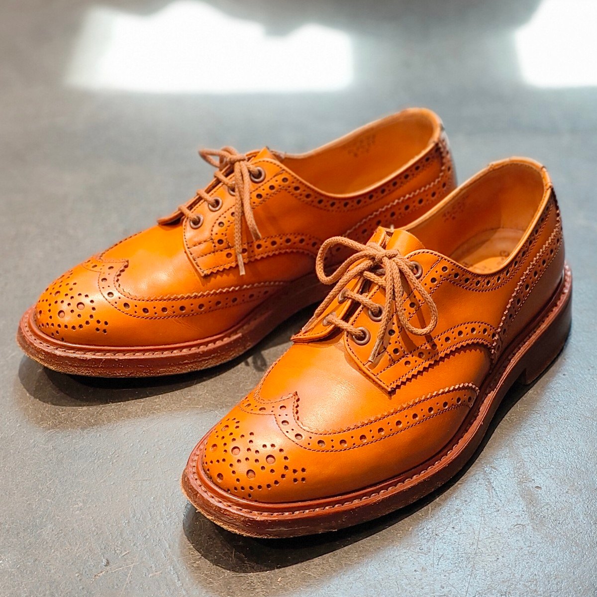 美品 【Tricker’s】トリッカーズ M5633 バートン ウイングチップ カーフ エイコンアンティーク サイズ UK8 定価¥121,000-