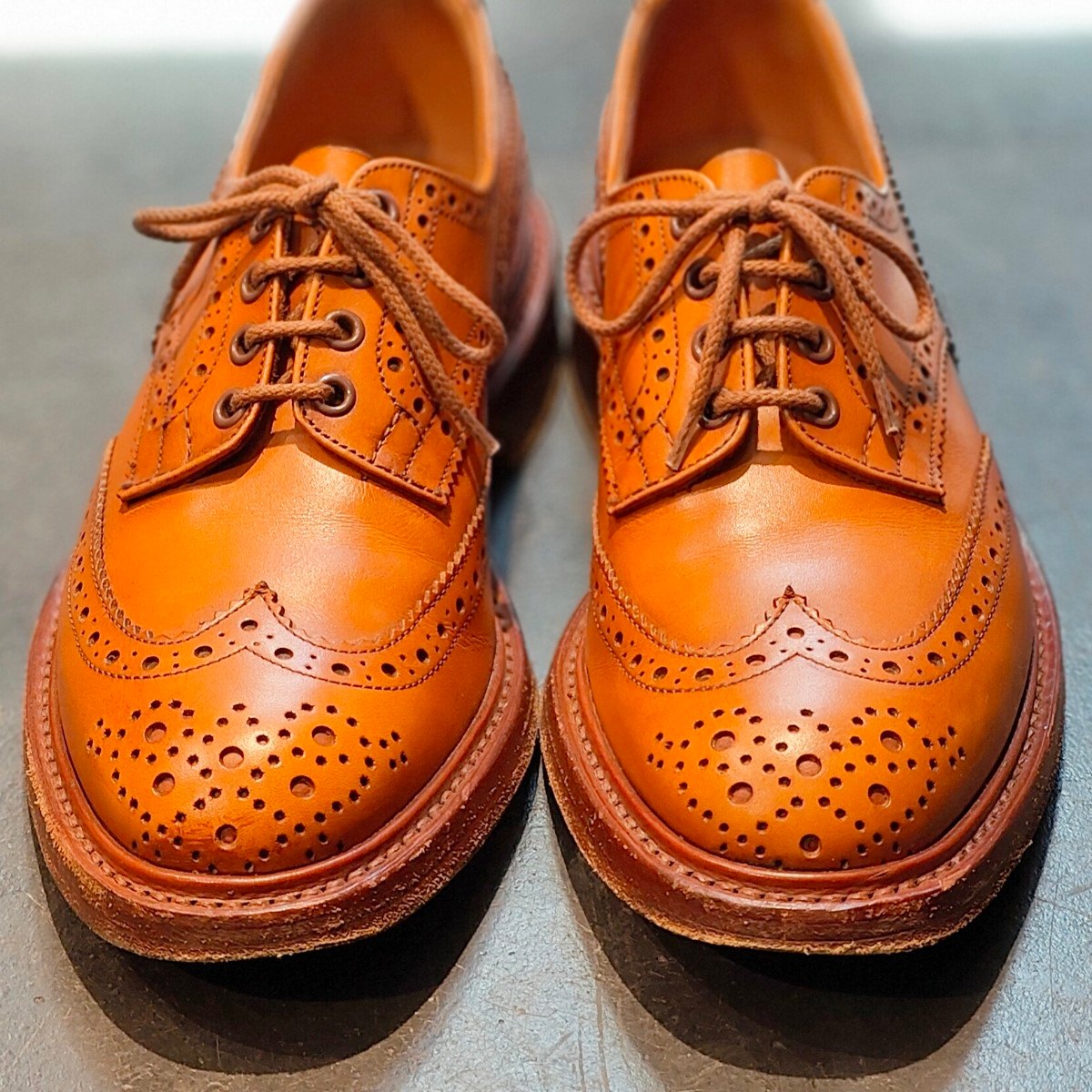 美品 【Tricker’s】トリッカーズ M5633 バートン ウイングチップ カーフ エイコンアンティーク サイズ UK8 定価¥121,000-