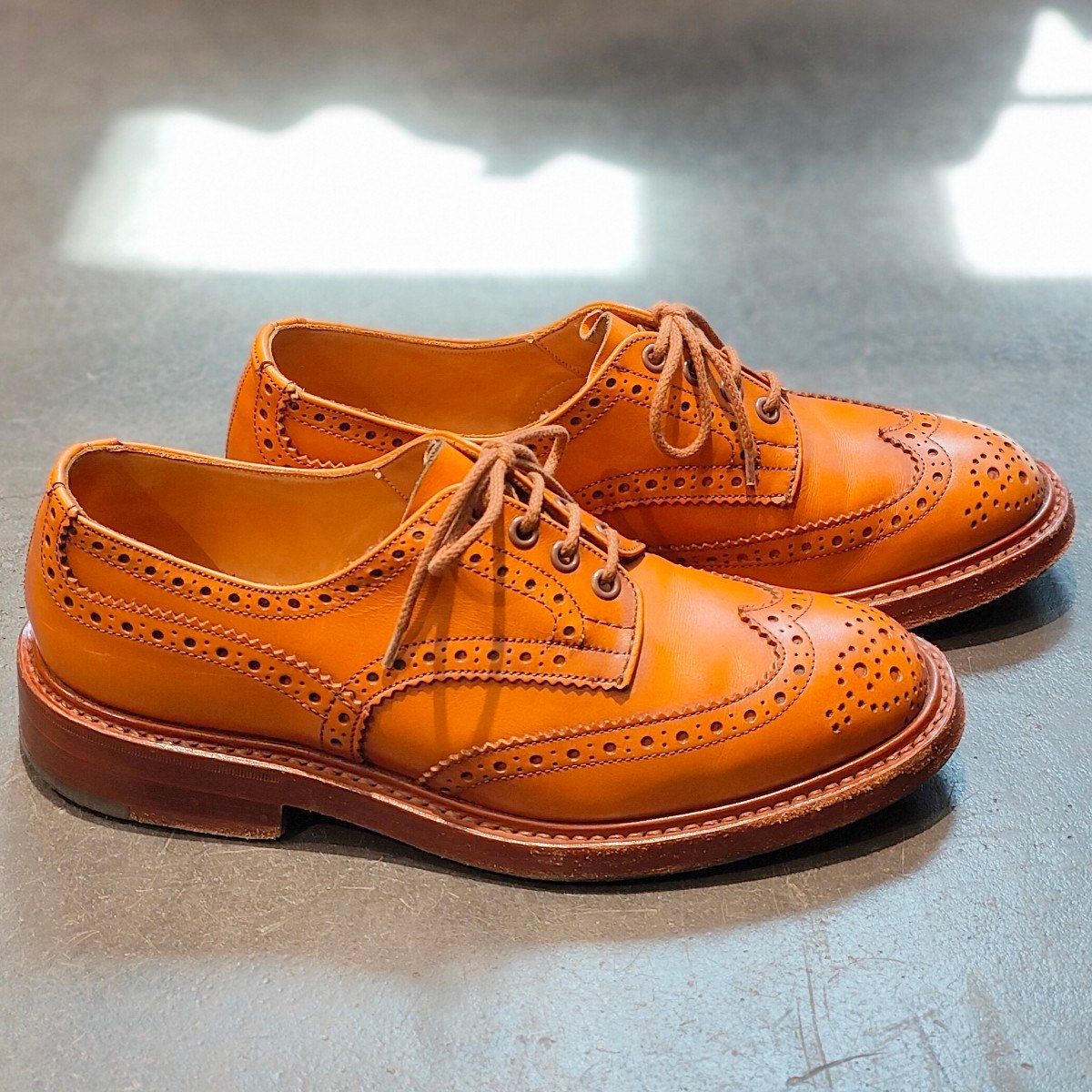 美品 【Tricker’s】トリッカーズ M5633 バートン ウイングチップ カーフ エイコンアンティーク サイズ UK8 定価¥121,000-