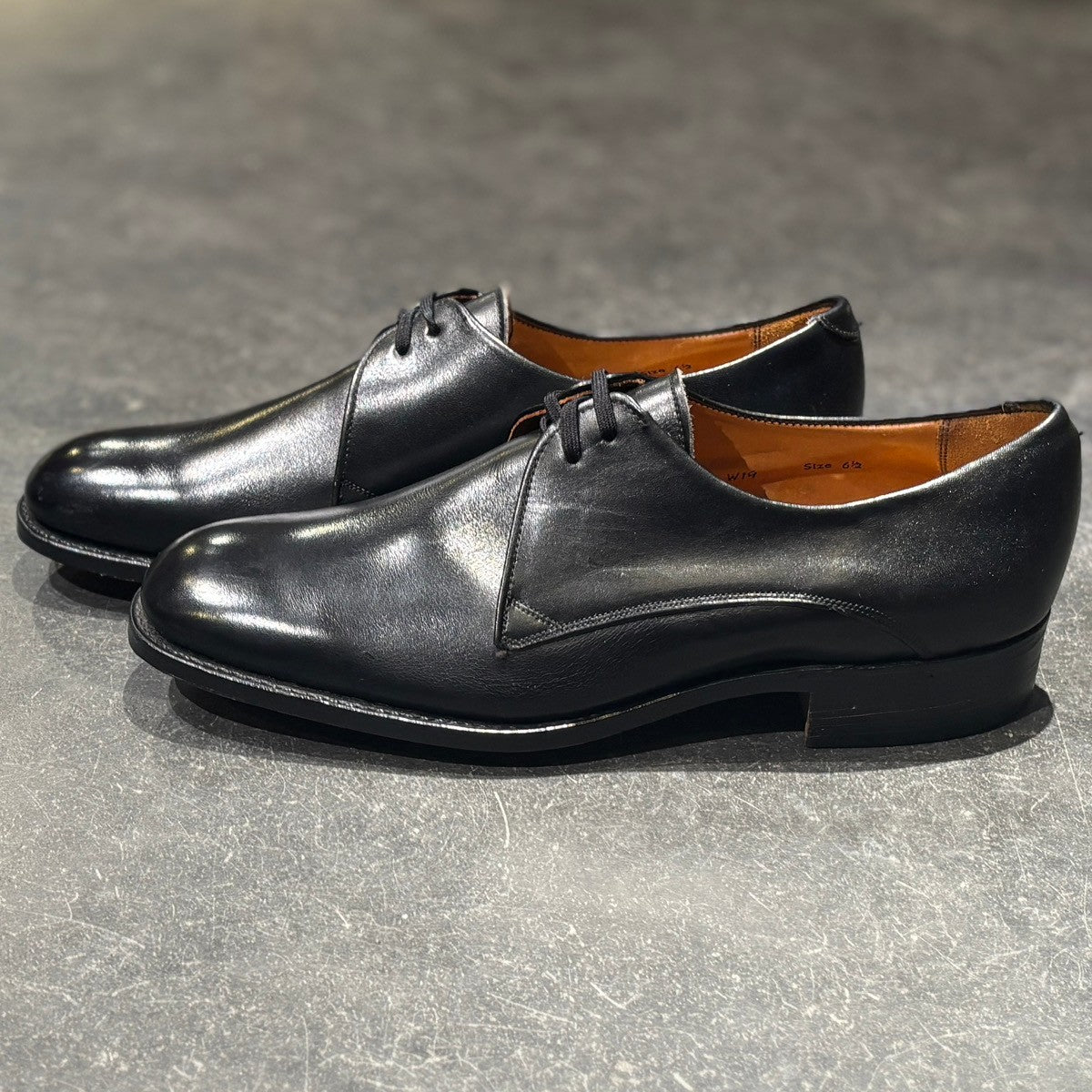 美品【Tricker's】トリッカーズ 筆記体ロゴ プレーントゥ Vフロント カーフ ブラック サイズ 6.5
