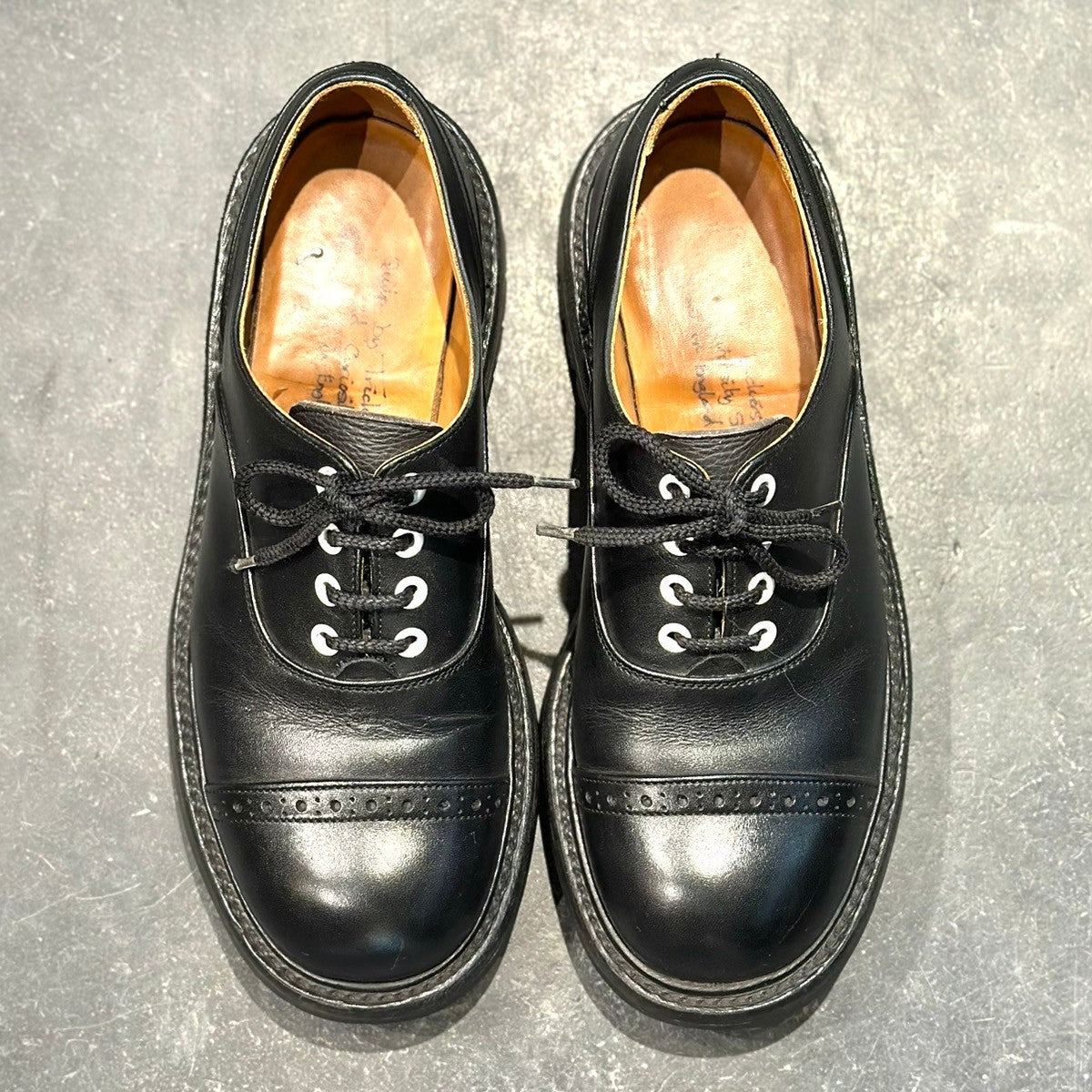 極美品【QUILP】クイルプ×トリッカーズ M7401 オールドキュリオシティショップコラボ パンチドキャップトゥ カーフ ブラック サイズUK7.5