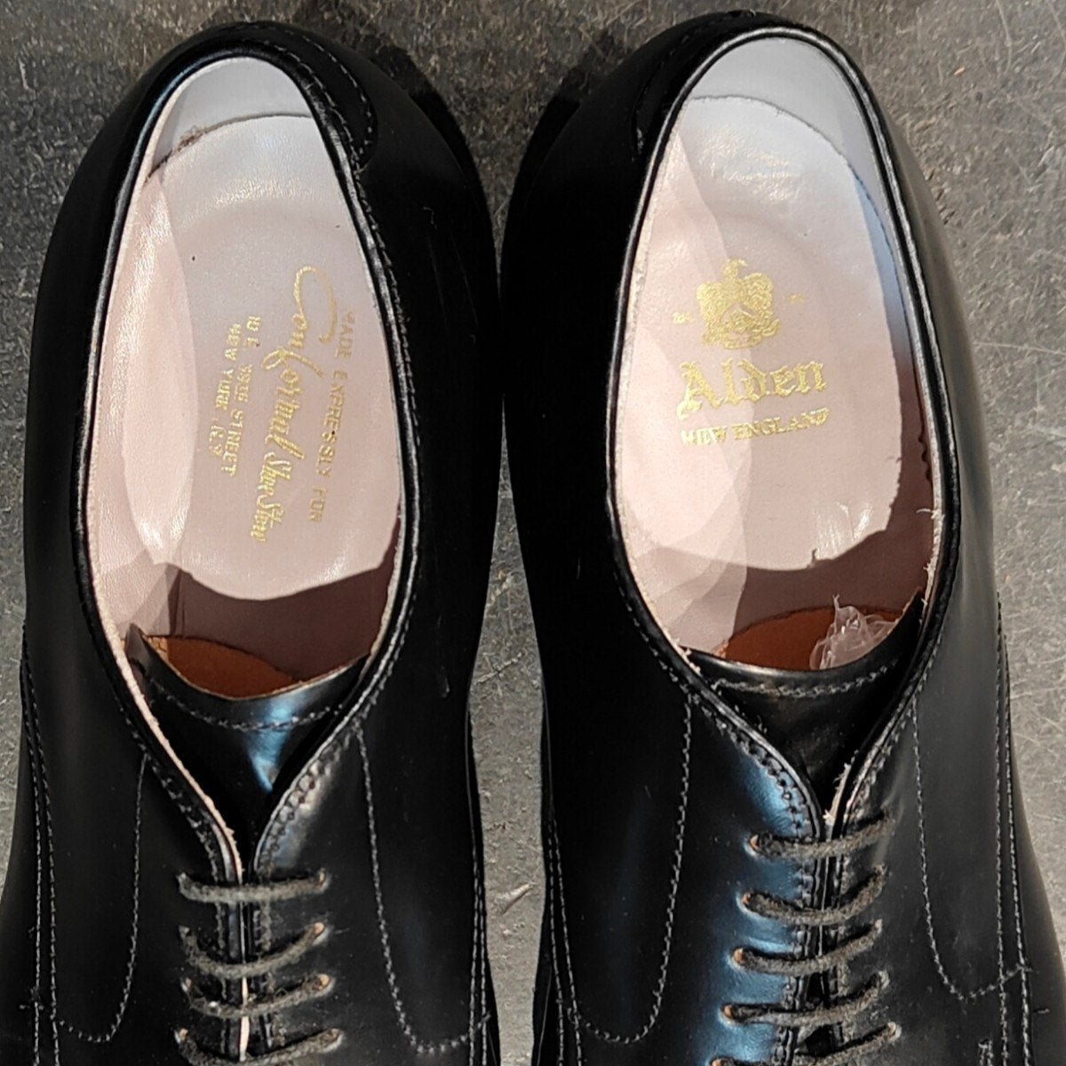 美品【ALDEN】オールデン×コンフォーマルシューストア 54332 Vチップ コードバン ブラック サイズ US8.5D モディファイドラスト 参考定価¥209,000-