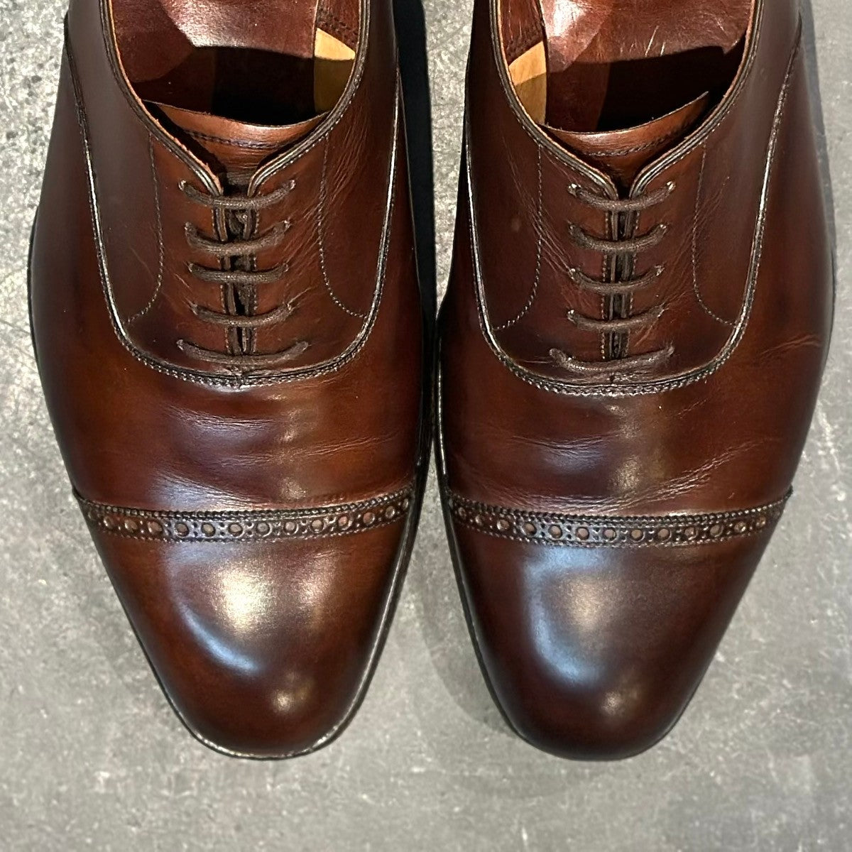 極美品【CROCKETT&JONES】クロケット&ジョーンズ ベルグレイプ3 パンチドキャップトゥ カーフ ダークブラウン サイズUK7E 367ラスト