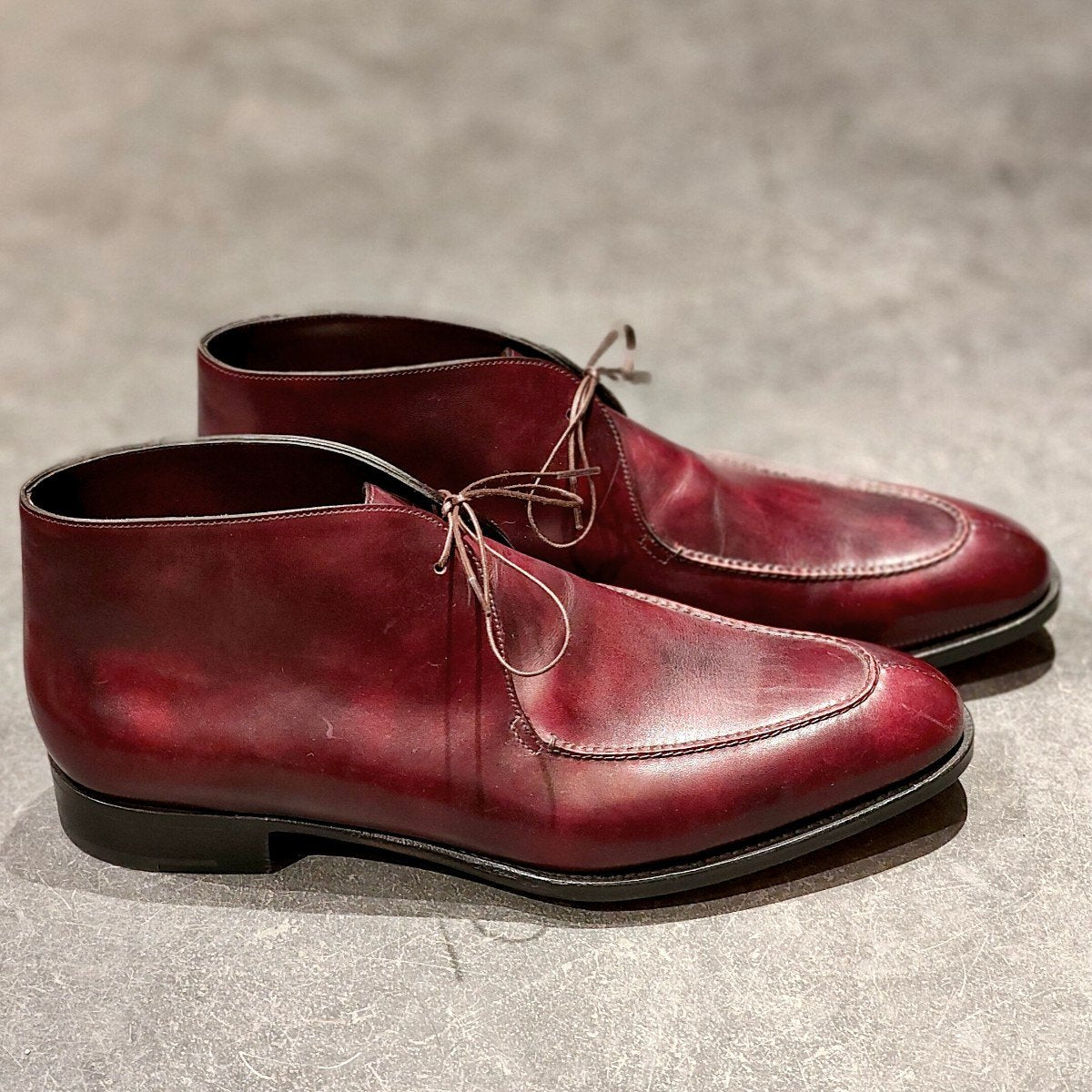 希少 新品未使用【JOHN LOBB】ジョンロブ Rスタンプ フォーウィ 2015イヤーモデル チャッカブーツ ミュージアムカーフ バーガンディ サイズUK11E 8695ラスト