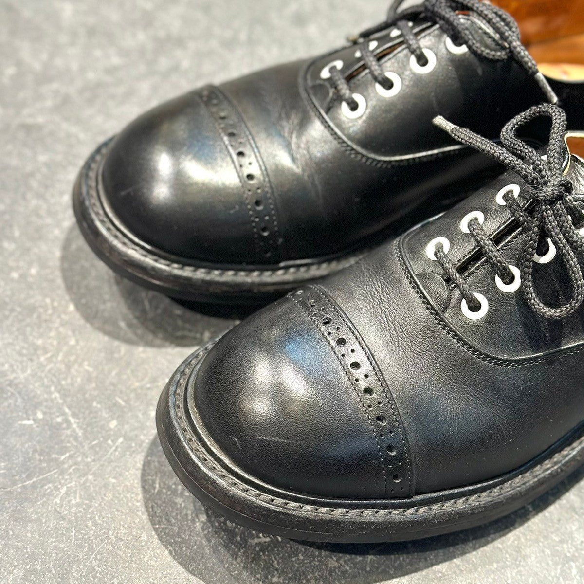 極美品【QUILP】クイルプ×トリッカーズ M7401 オールドキュリオシティショップコラボ パンチドキャップトゥ カーフ ブラック サイズUK7.5