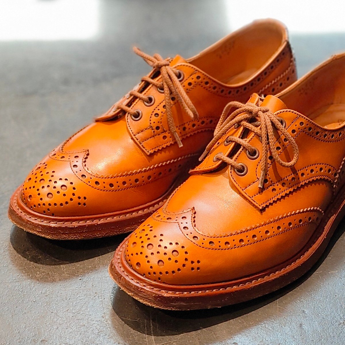 美品 【Tricker’s】トリッカーズ M5633 バートン ウイングチップ カーフ エイコンアンティーク サイズ UK8 定価¥121,000-