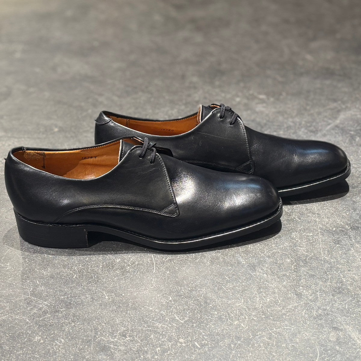 美品【Tricker's】トリッカーズ 筆記体ロゴ プレーントゥ Vフロント カーフ ブラック サイズ 6.5