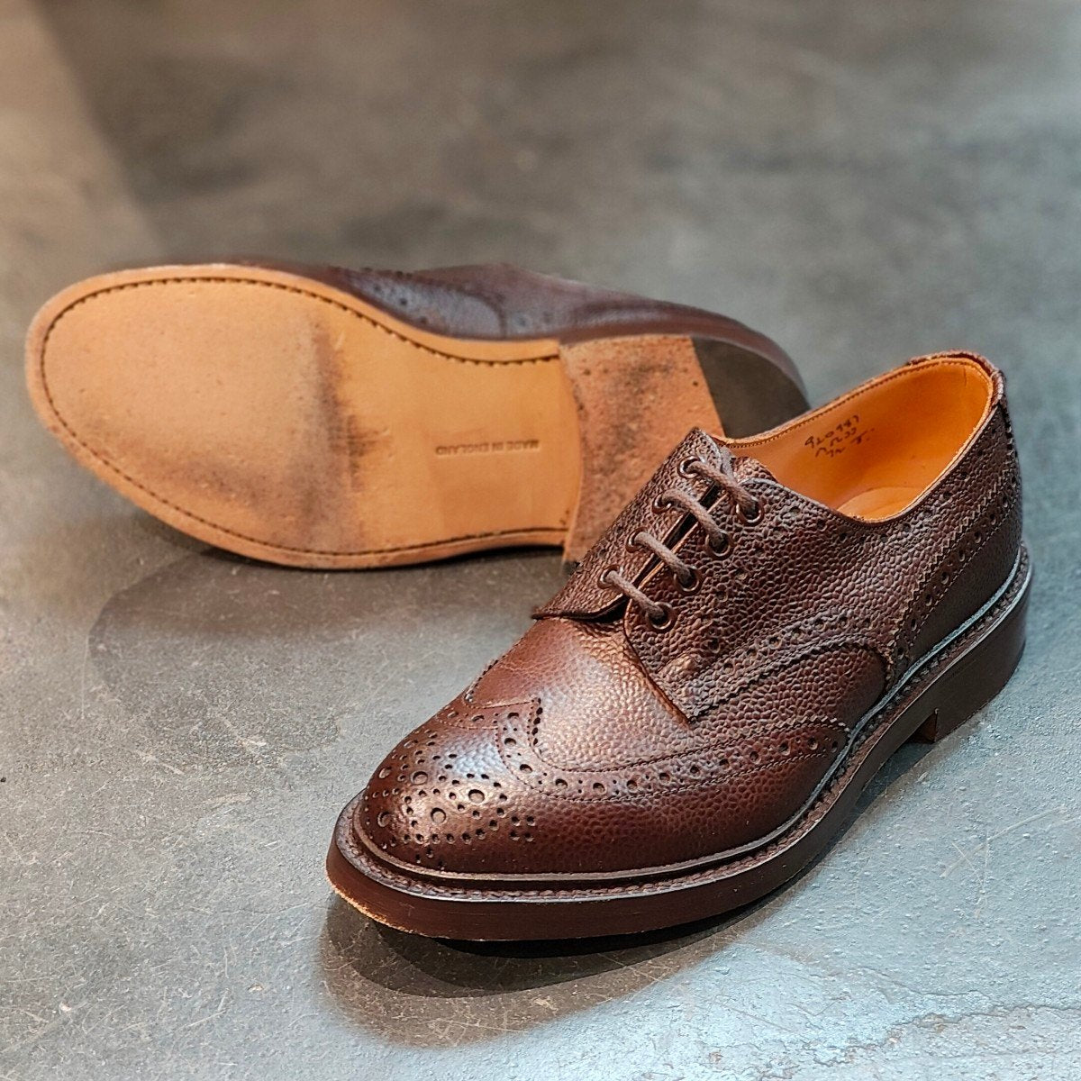 使用数回 【Tricker’s】リッカーズ M5633 バートン ウイングチップ グレインレザー エスプレッソ サイズ UK7.5 定価¥121,000-
