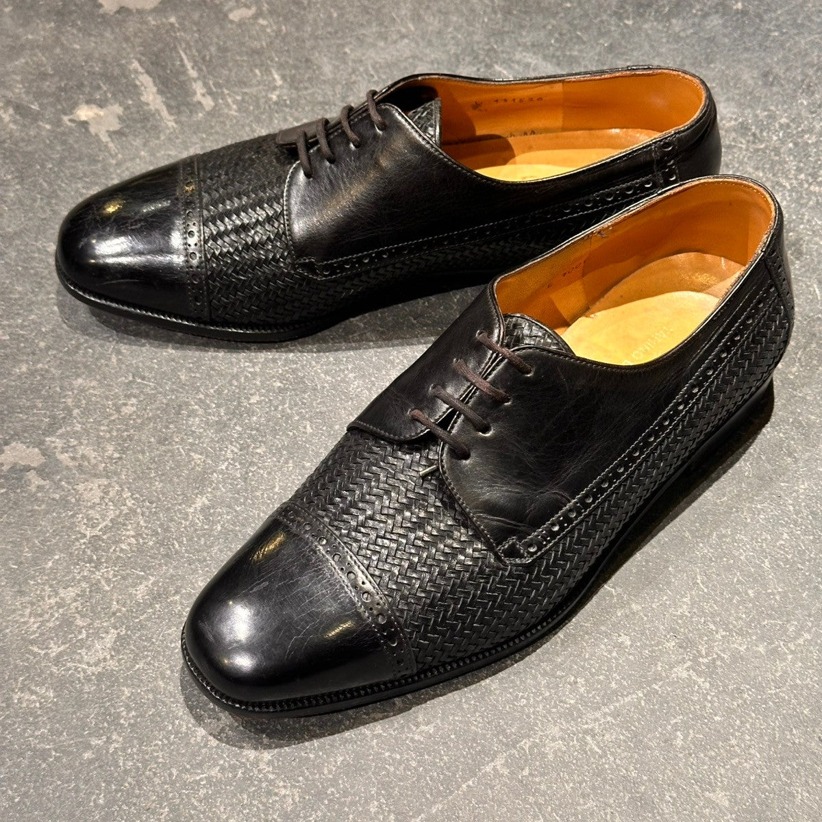 【TANINO CRISCI】タニノクリスチー 131526 パンチドキャップトゥ 編み込みカーフコンビ ブラック サイズUK6.5