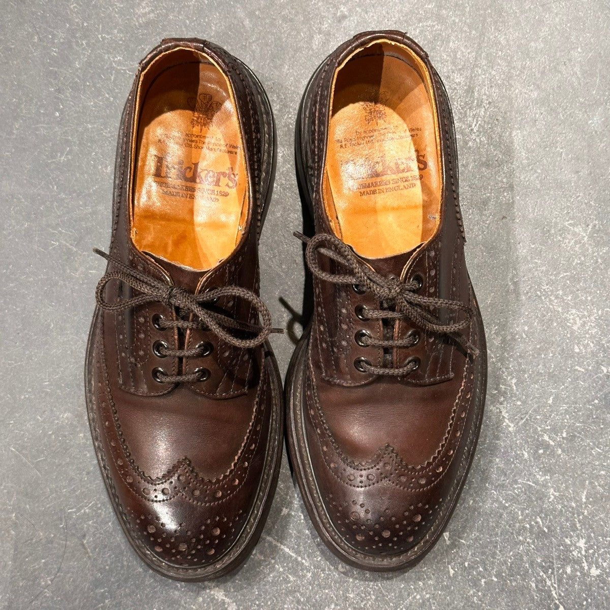 【Tricker’s】トリッカーズ バートン 5633 ウイングチップ メダリオン カーフ エスプレッソ サイズUK7.5E 4444ラスト