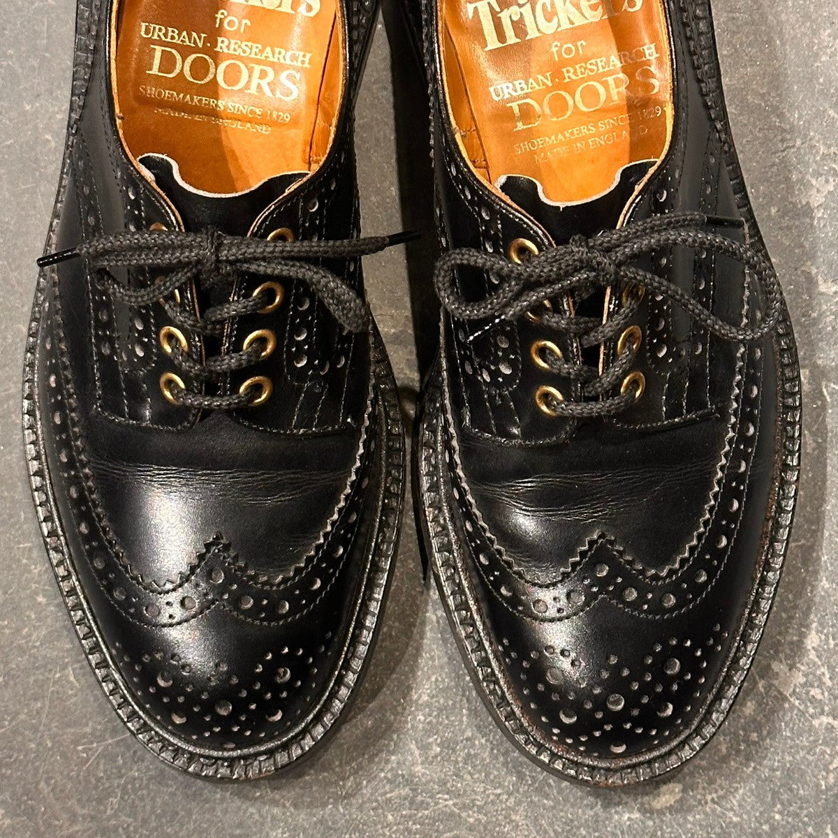 【Tricker’s】トリッカーズ バートン M5633 カントリー ウイングチップ アーバンリサーチDOORS別注 カーフ ブラック サイズUK7.5