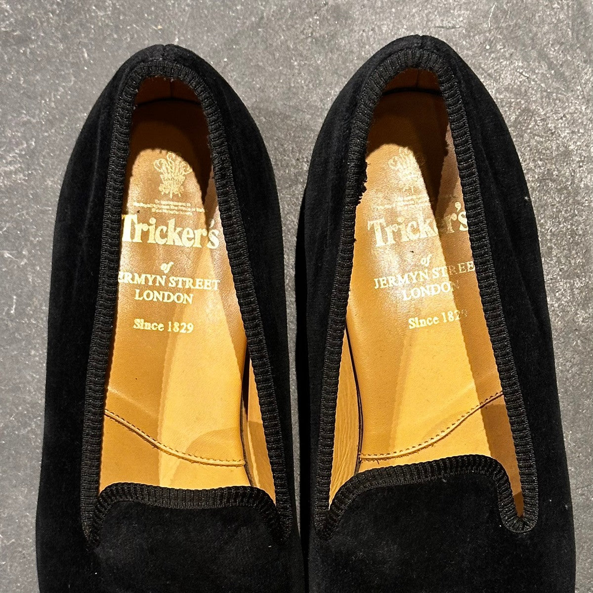 希少【Tricker's】トリッカーズ チャーチル スリッポン ベロア 刺繍 ブラック サイズ8.5