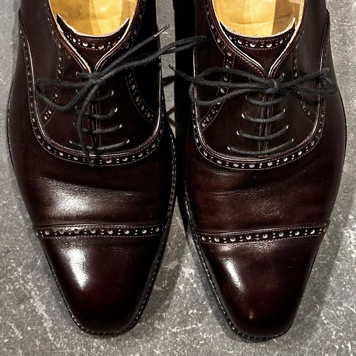 【VASS】ヴァーシュ  ビジネスシューズ カーフ パンチドキャップトゥ バーガンディ サイズ41.5E