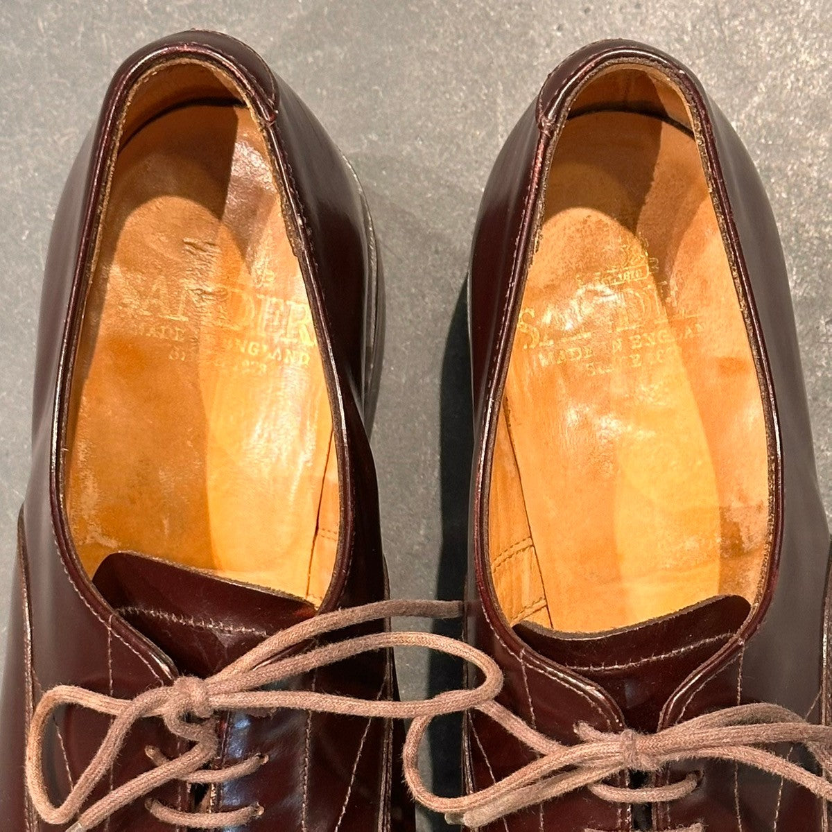 【SANDERS】サンダース 9575R プレーントゥ ガラスレザー バーガンディ サイズ表記無し(UK7相当)