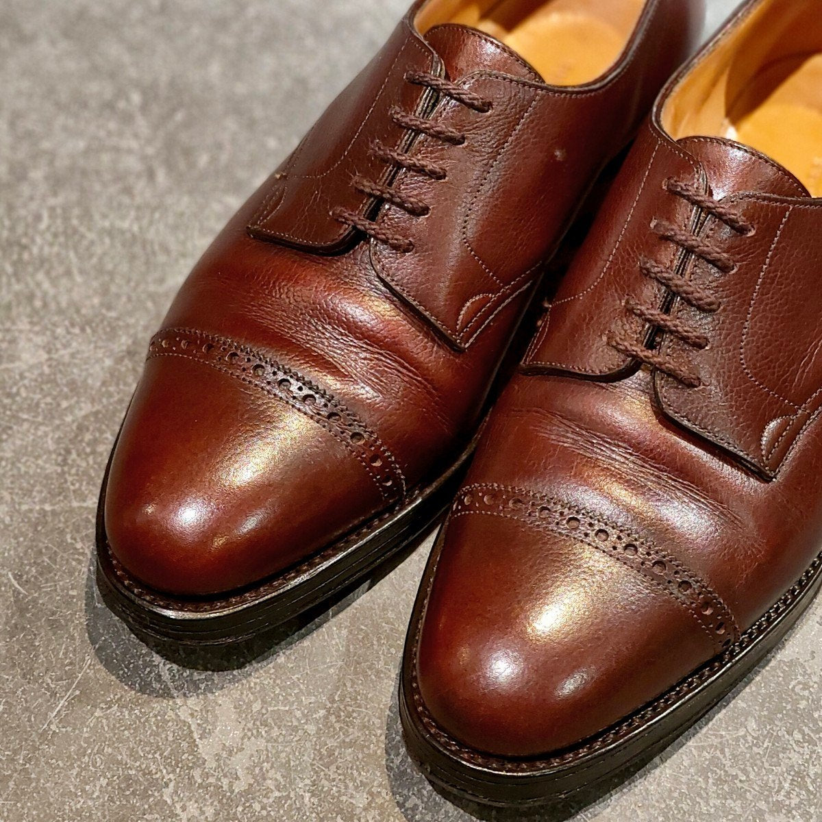 希少 美品【JOHN LOBB】ジョンロブ パンチドキャップトゥ ラッセル バッファローレザー バーガンディ サイズ5.5E 8695ラスト