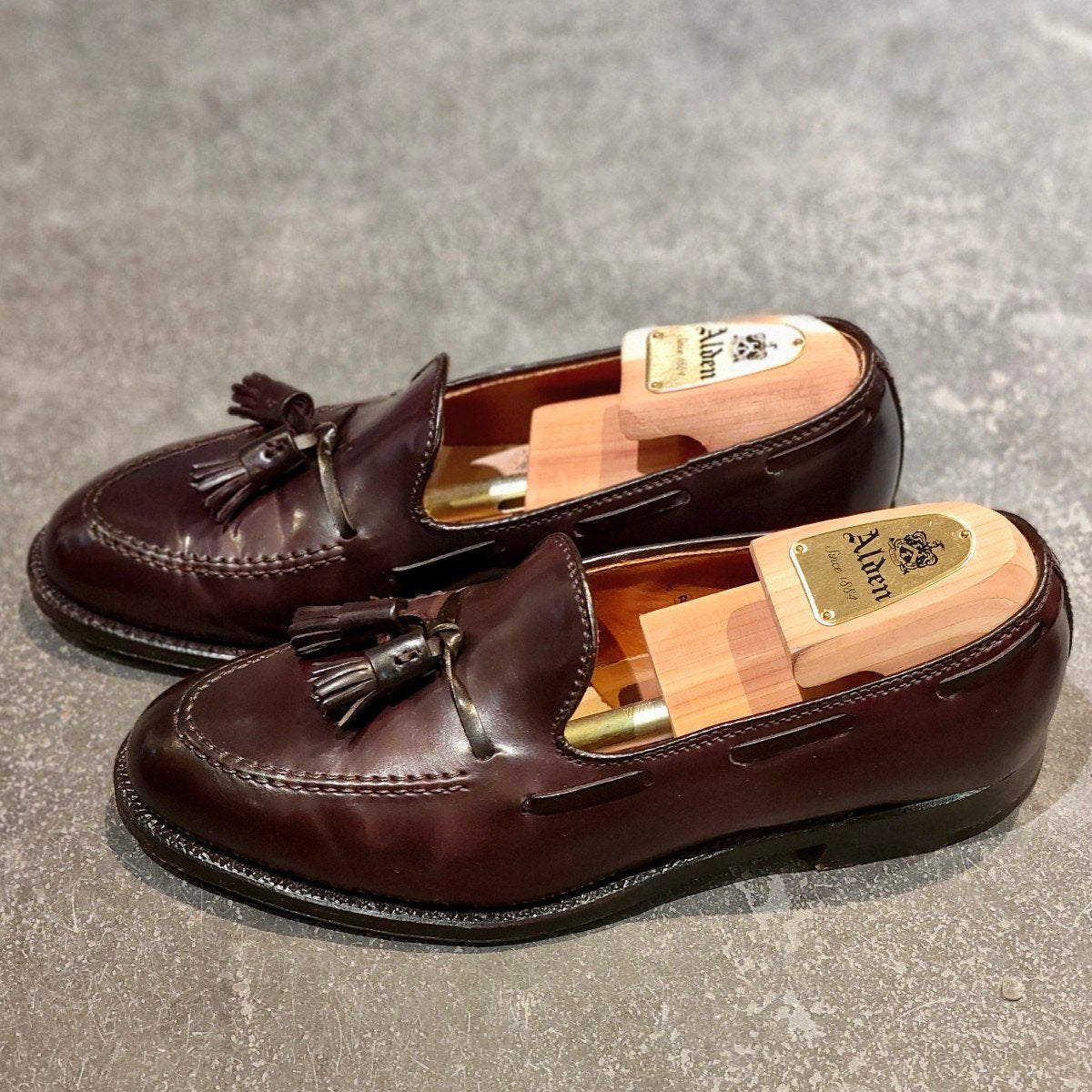使用数回 【ALDEN】オールデン 563 タッセルローファー コードバン ダークバーガンディ サイズUS8D アバディーンラスト 参考定価￥234,300-