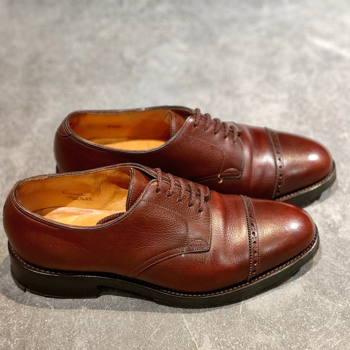 希少 美品【JOHN LOBB】ジョンロブ パンチドキャップトゥ ラッセル バッファローレザー バーガンディ サイズ5.5E 8695ラスト