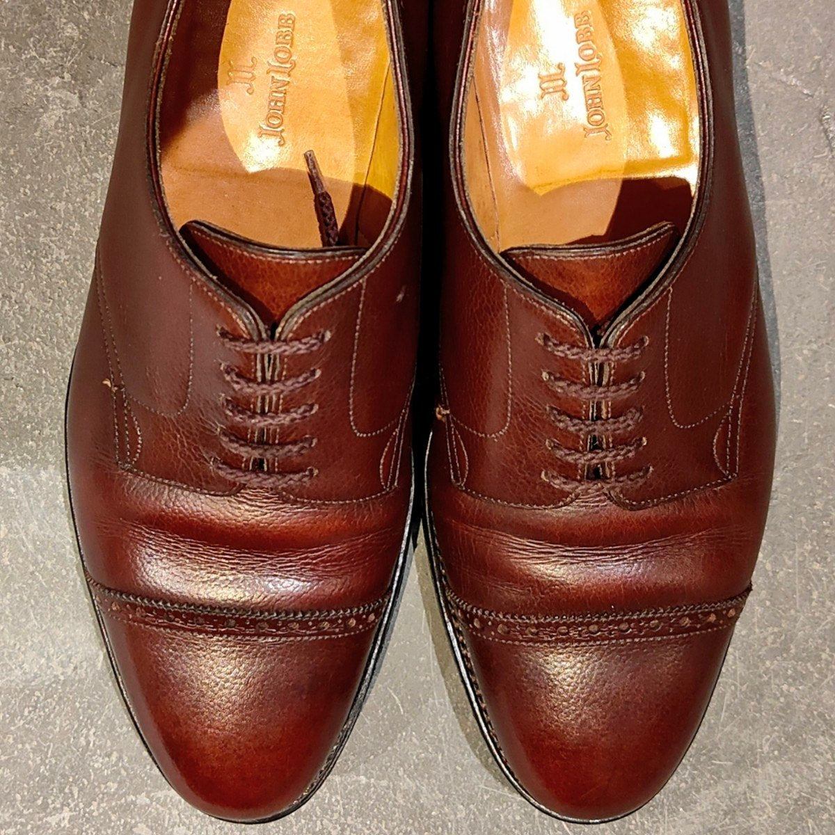希少 美品【JOHN LOBB】ジョンロブ パンチドキャップトゥ ラッセル バッファローレザー バーガンディ サイズ5.5E 8695ラスト