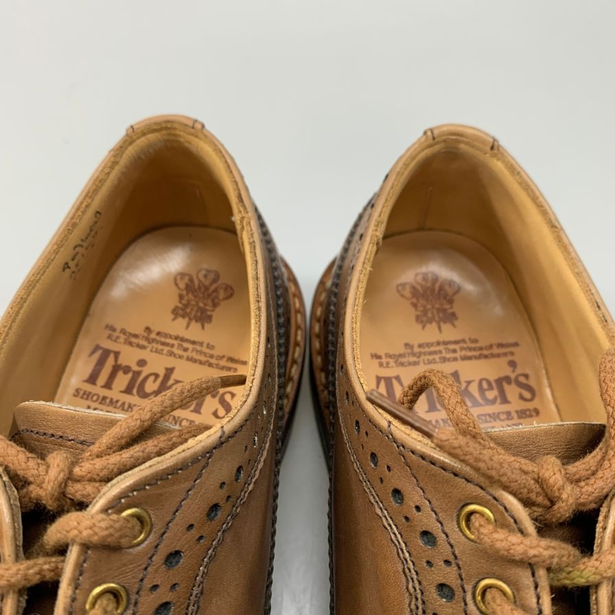 【Tricker’s】トリッカーズ レザーソウル別注 レザーシューズ ロングウイングチップ M5164 ブラウン メンズ 5.5