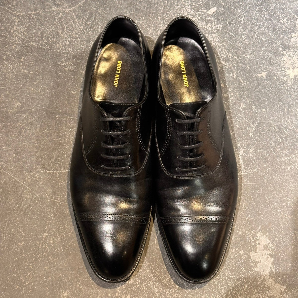 使用数回美品【JOHN LOBB】ジョンロブ フィリップ2 パンチドキャップトゥ カーフ ブラック サイズUK9.5E 7000ラスト