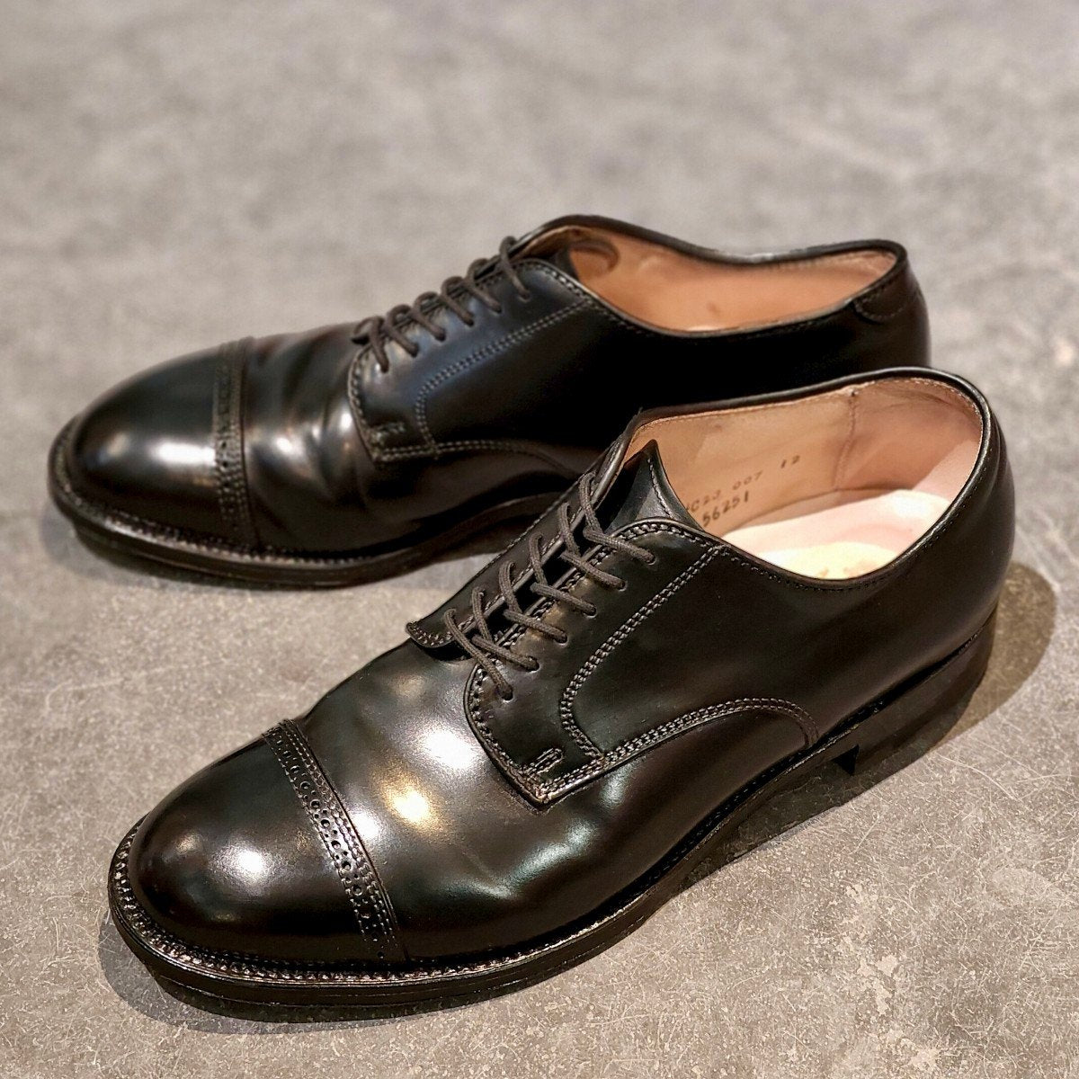 使用数回【ALDEN】オールデン 56251 パンチドキャップトゥ コードバン ブラック US8.5D モディファイドラスト 参考定価￥220,000-