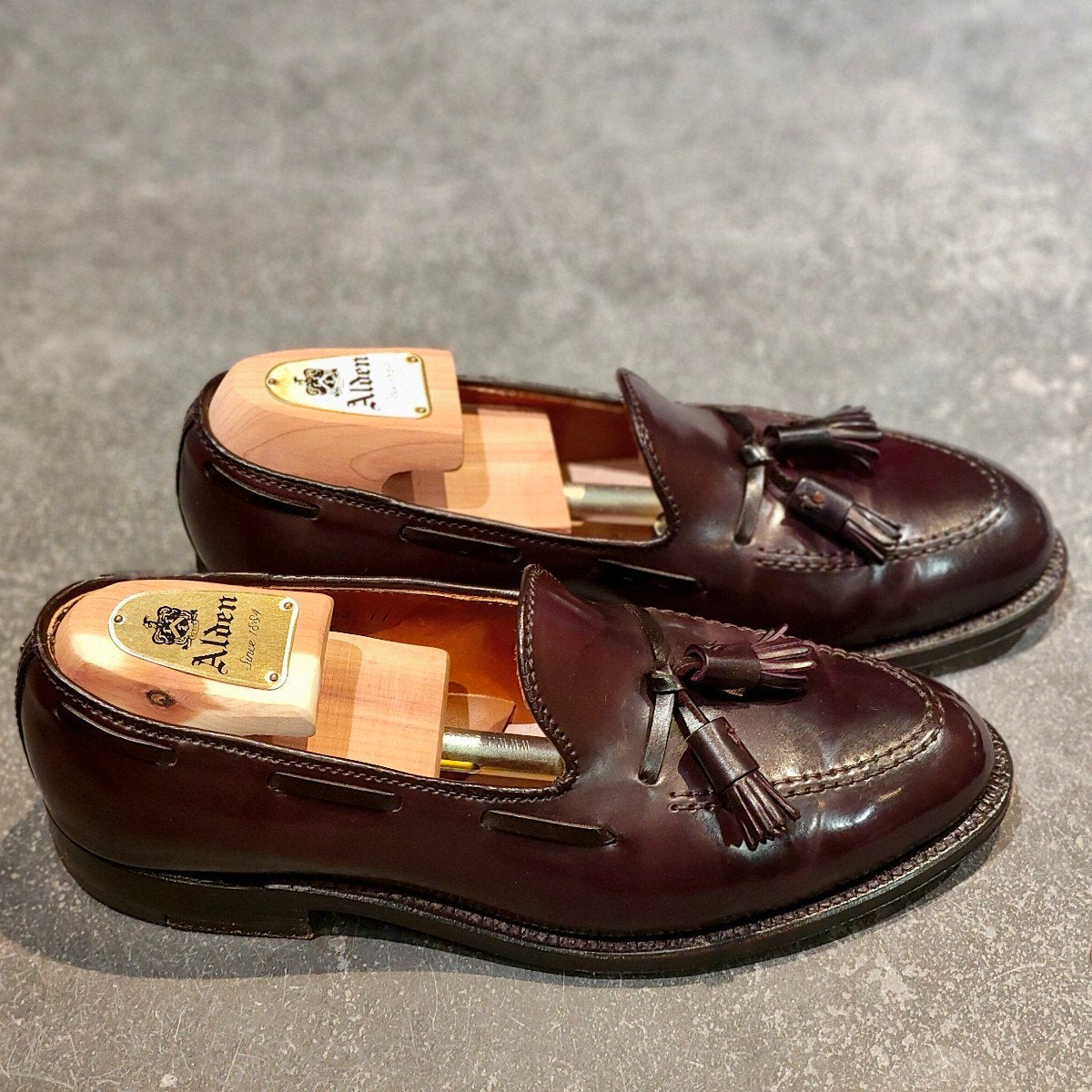 使用数回 【ALDEN】オールデン 563 タッセルローファー コードバン ダークバーガンディ サイズUS8D アバディーンラスト 参考定価￥234,300-