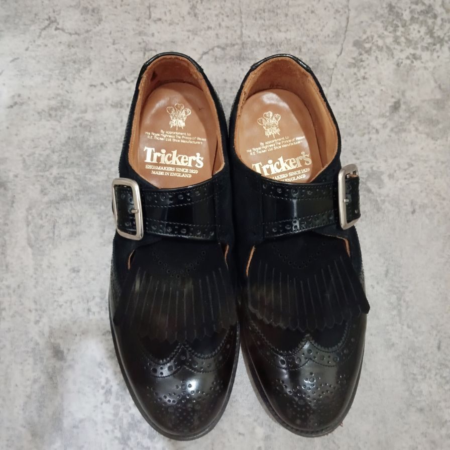 【オンライン限定】【Tricker's】トリッカーズ M7610 ワンストラップシューズ タッセル付き ブラック スエードパテントレザーコンビ  メンズ サイズUK7