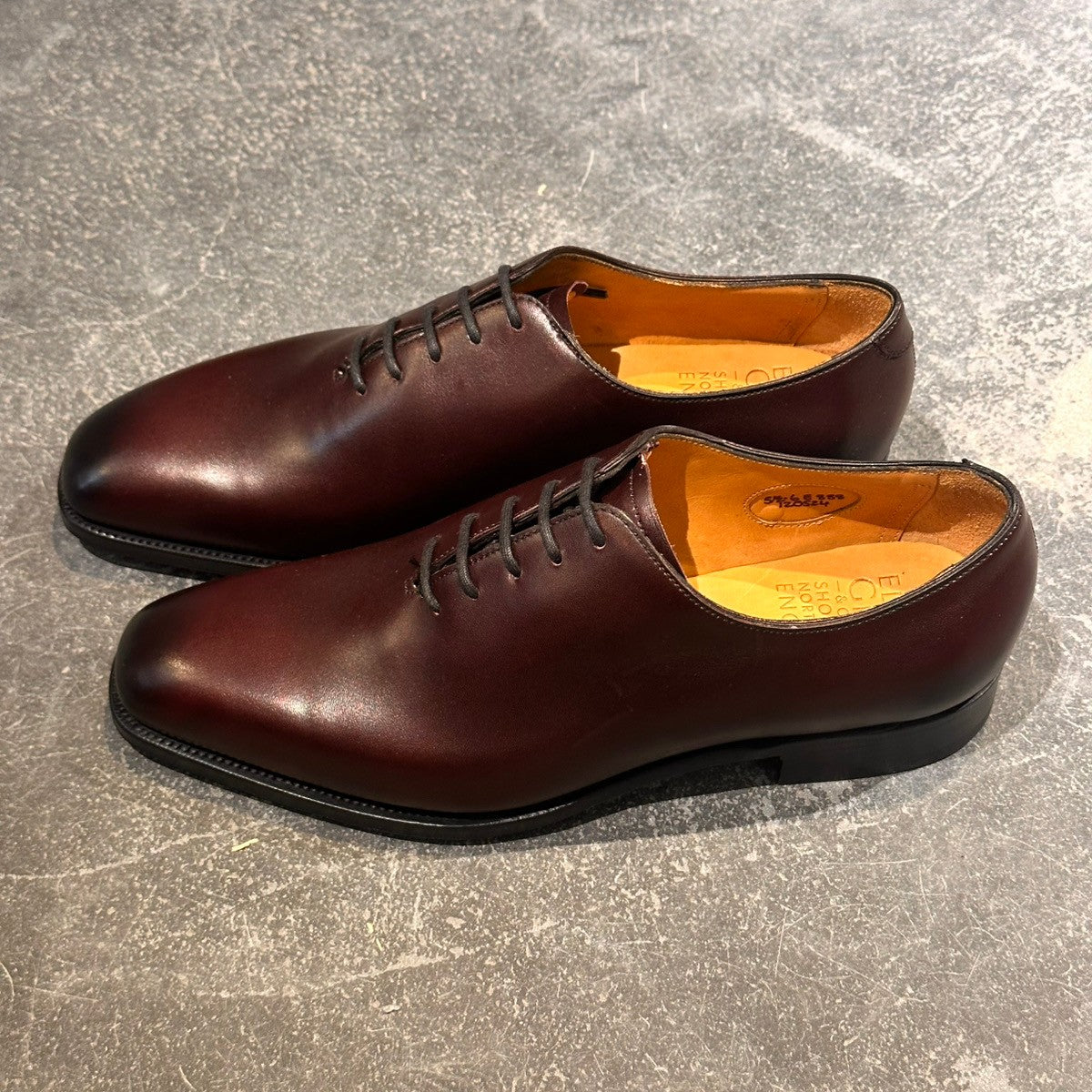 試着程度極美品【EDWARD GREEN】エドワードグリーン ニューバリー ホールカット カーフ バーガンディ サイズUK5.5E 888ラスト