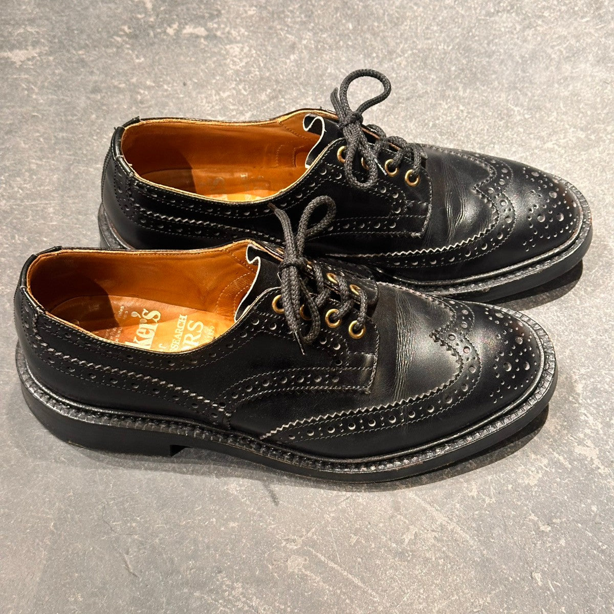 【Tricker’s】トリッカーズ バートン M5633 カントリー ウイングチップ アーバンリサーチDOORS別注 カーフ ブラック サイズUK7.5