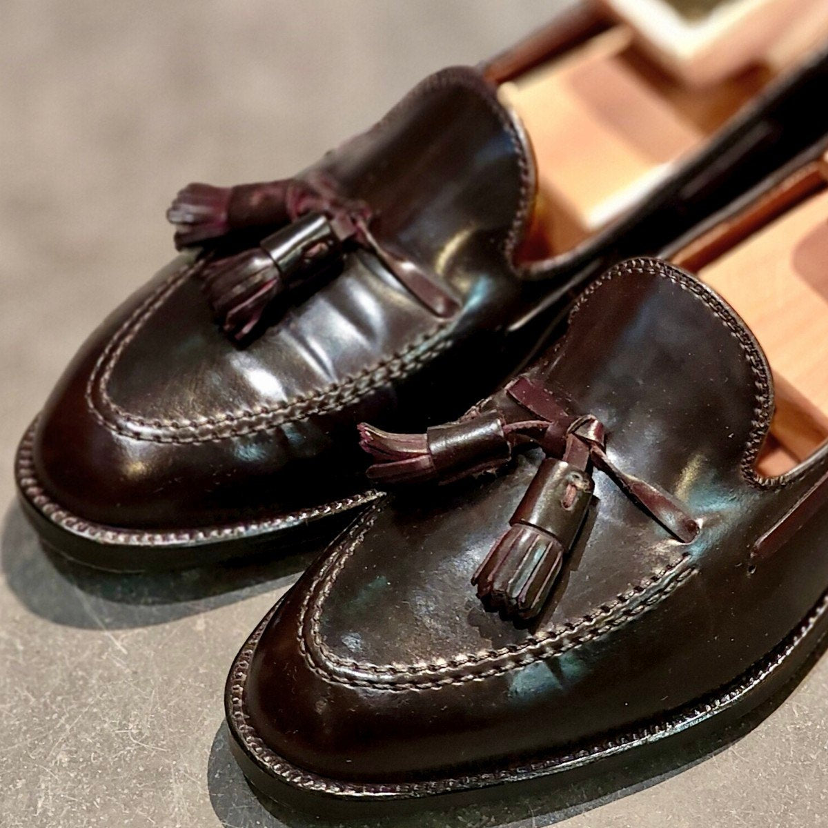 使用数回 【ALDEN】オールデン 563 タッセルローファー コードバン ダークバーガンディ サイズUS7D アバディーンラスト 参考定価￥217,800-