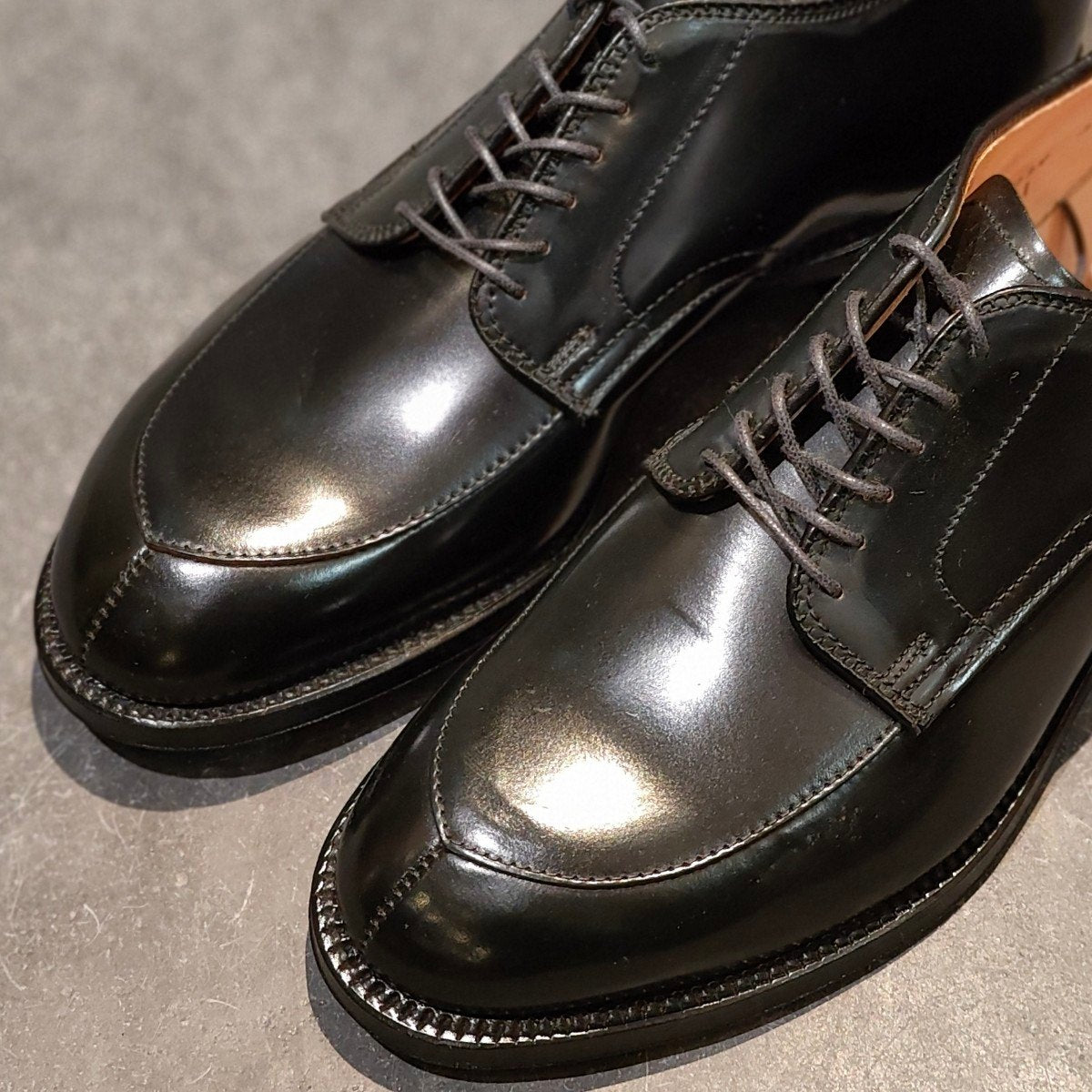 新品未使用【Alden】オールデン レザーシューズ 54331 Vチップ コードバン ブラック サイズUS7D モディファイドラスト 参考定価￥217,800-