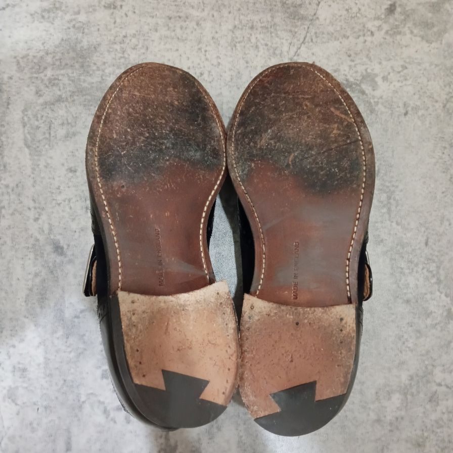 【オンライン限定】【Tricker's】トリッカーズ M7610 ワンストラップシューズ タッセル付き ブラック スエードパテントレザーコンビ  メンズ サイズUK7
