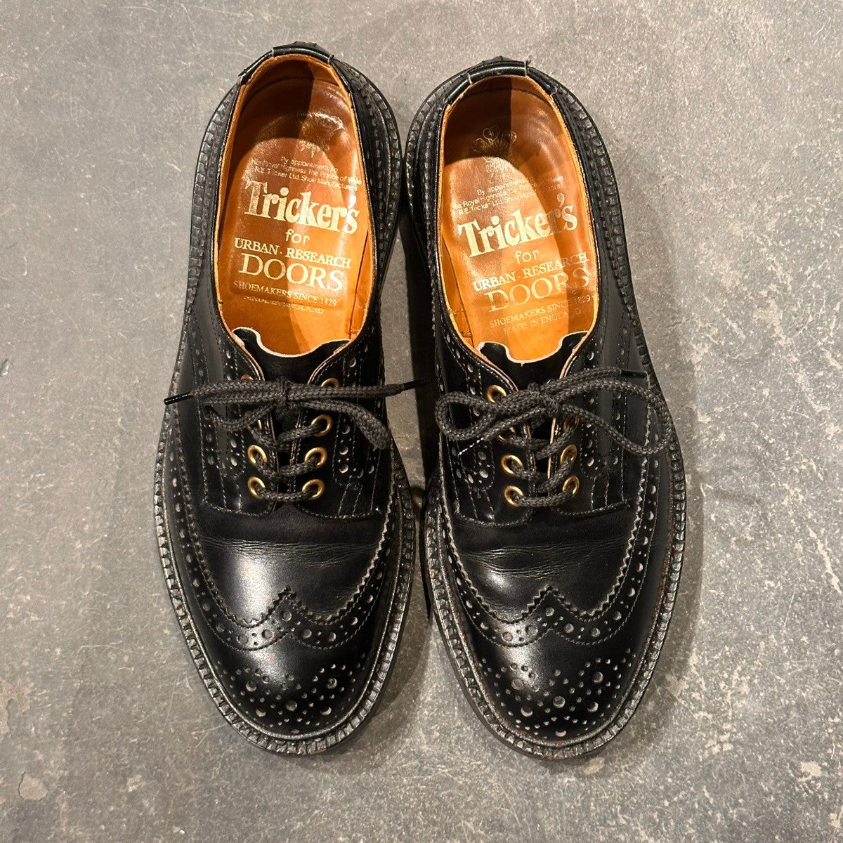 【Tricker’s】トリッカーズ バートン M5633 カントリー ウイングチップ アーバンリサーチDOORS別注 カーフ ブラック サイズUK7.5