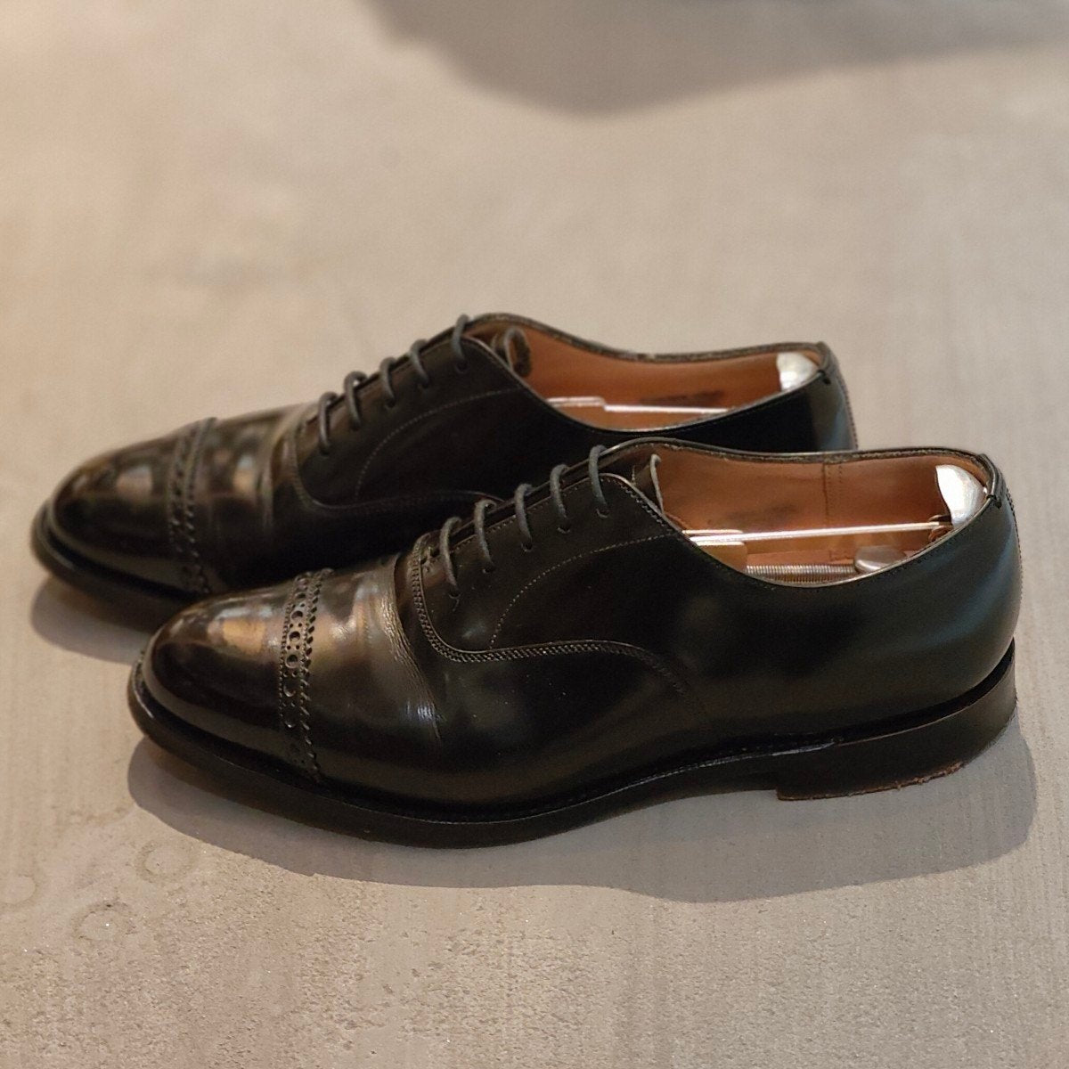 美品 【Church´s】チャーチ バークロフト 5都市  パンチドキャップトゥ ポリッシュドバインダーカーフ ブラック サイズUK60F 84ラスト