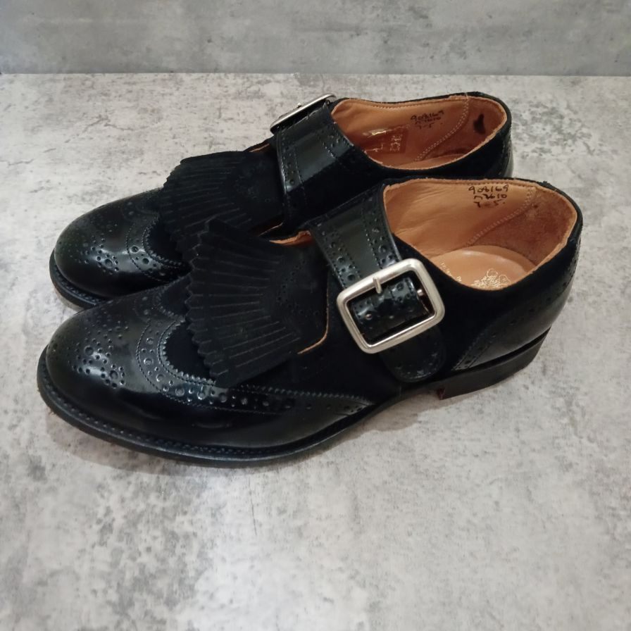 【オンライン限定】【Tricker's】トリッカーズ M7610 ワンストラップシューズ タッセル付き ブラック スエードパテントレザーコンビ  メンズ サイズUK7
