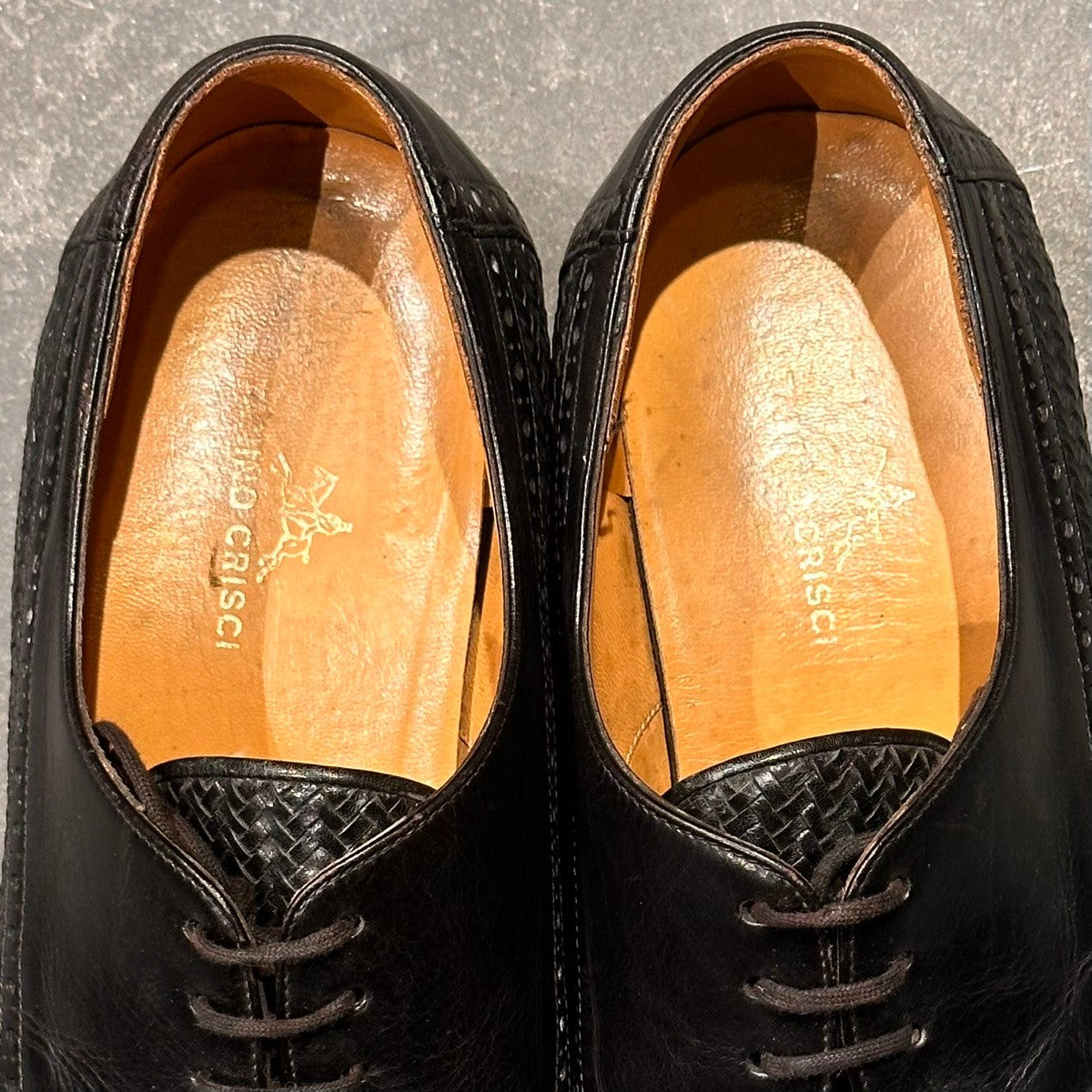 【TANINO CRISCI】タニノクリスチー 131526 パンチドキャップトゥ 編み込みカーフコンビ ブラック サイズUK6.5