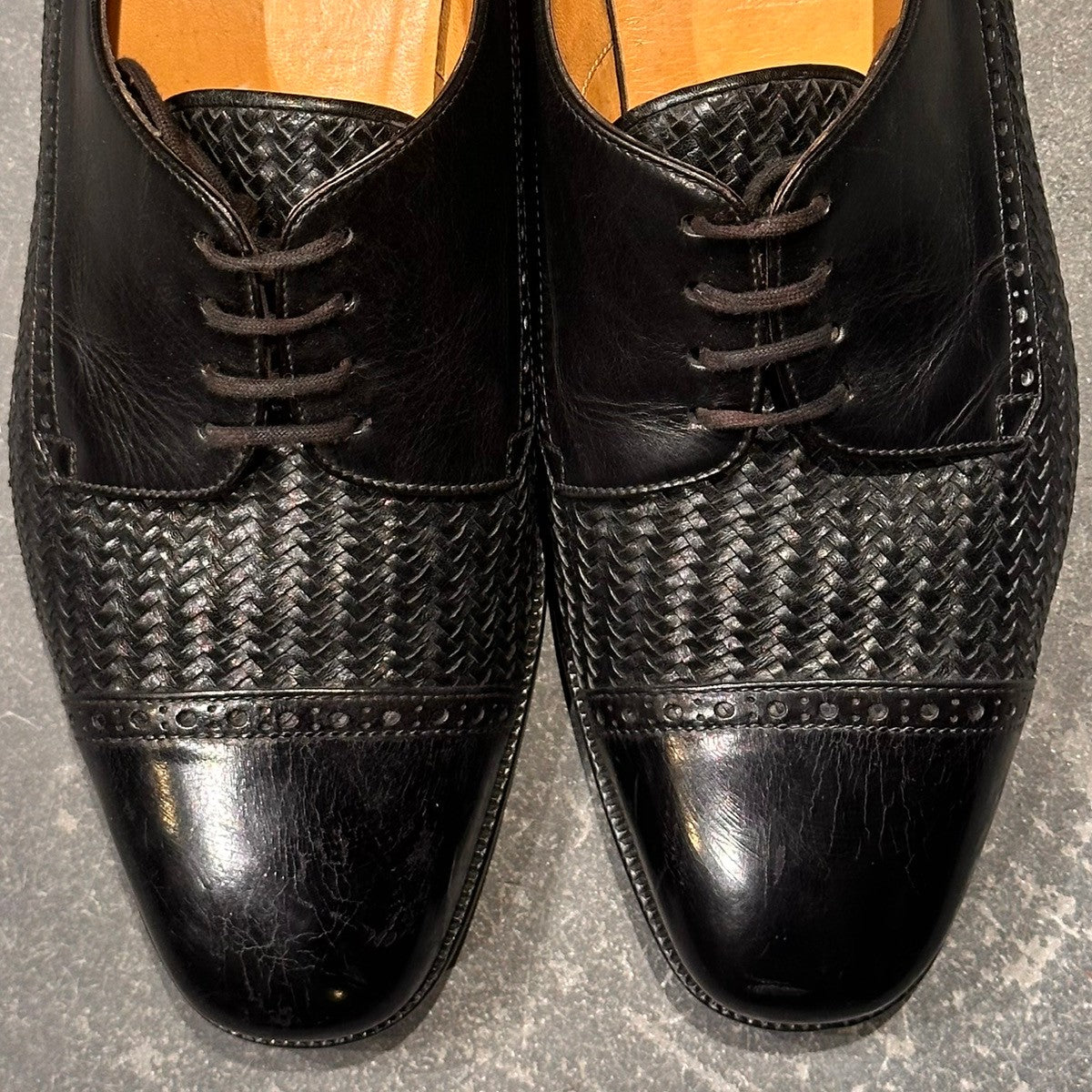 【TANINO CRISCI】タニノクリスチー 131526 パンチドキャップトゥ 編み込みカーフコンビ ブラック サイズUK6.5