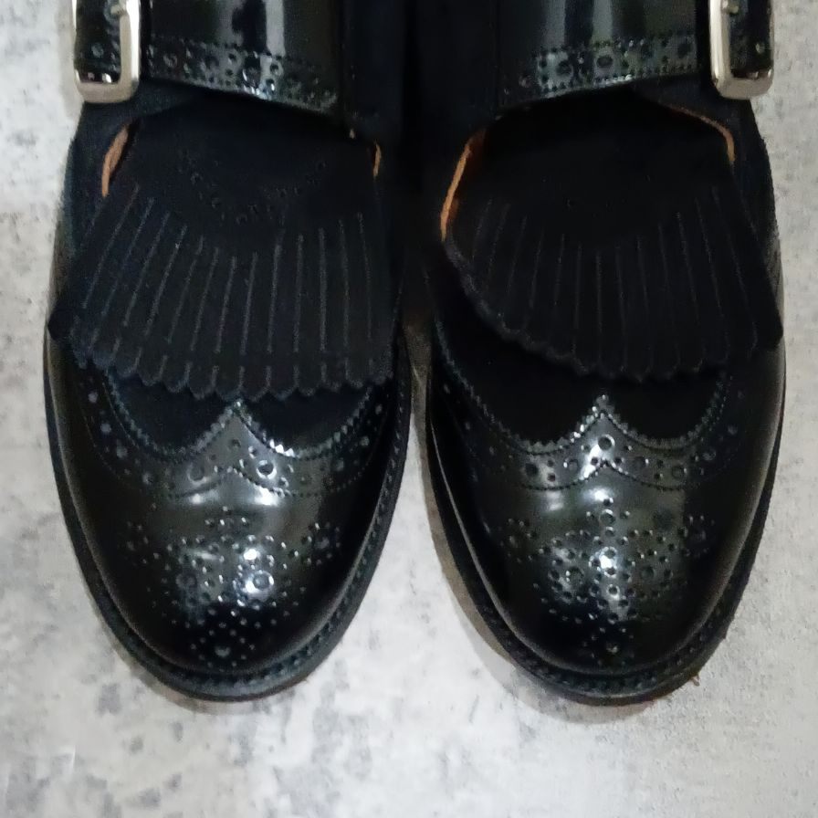 【オンライン限定】【Tricker's】トリッカーズ M7610 ワンストラップシューズ タッセル付き ブラック スエードパテントレザーコンビ  メンズ サイズUK7